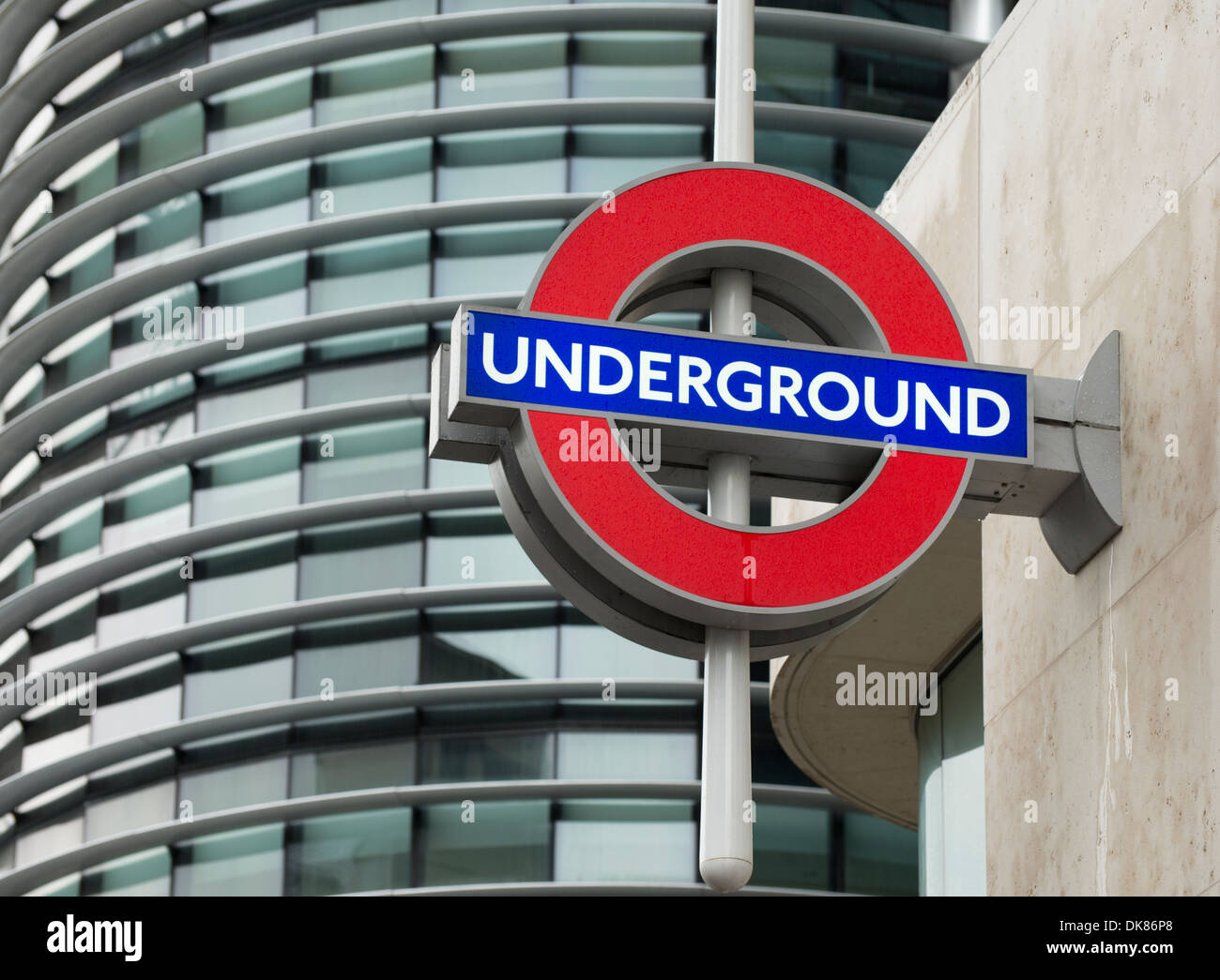 U-Bahn-Station und u-Bahn unterzeichnen in London Stockfoto