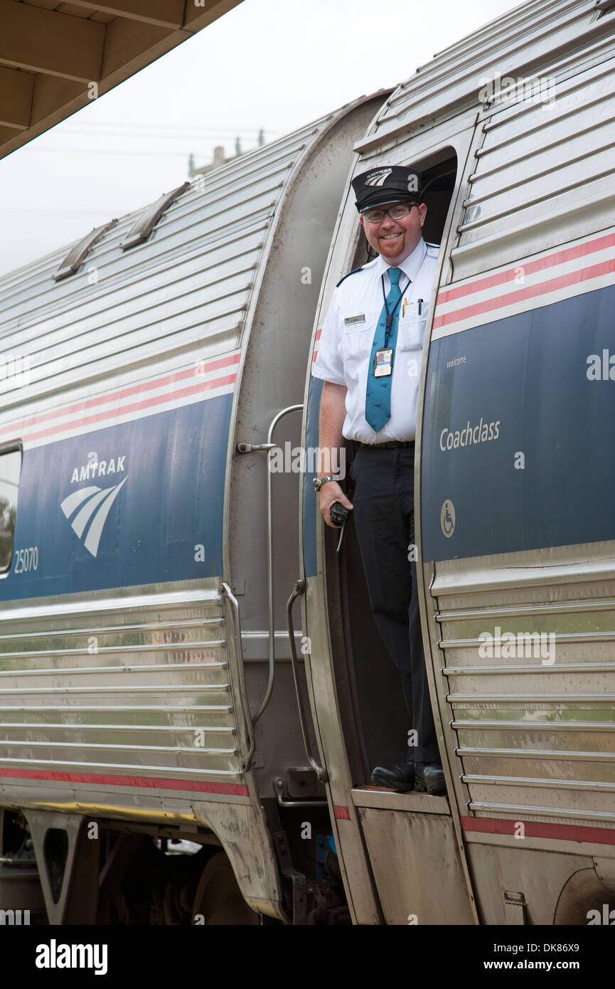 Lächelnde Eisenbahn Dirigent auf Amtrak Passagierzug Stockfoto