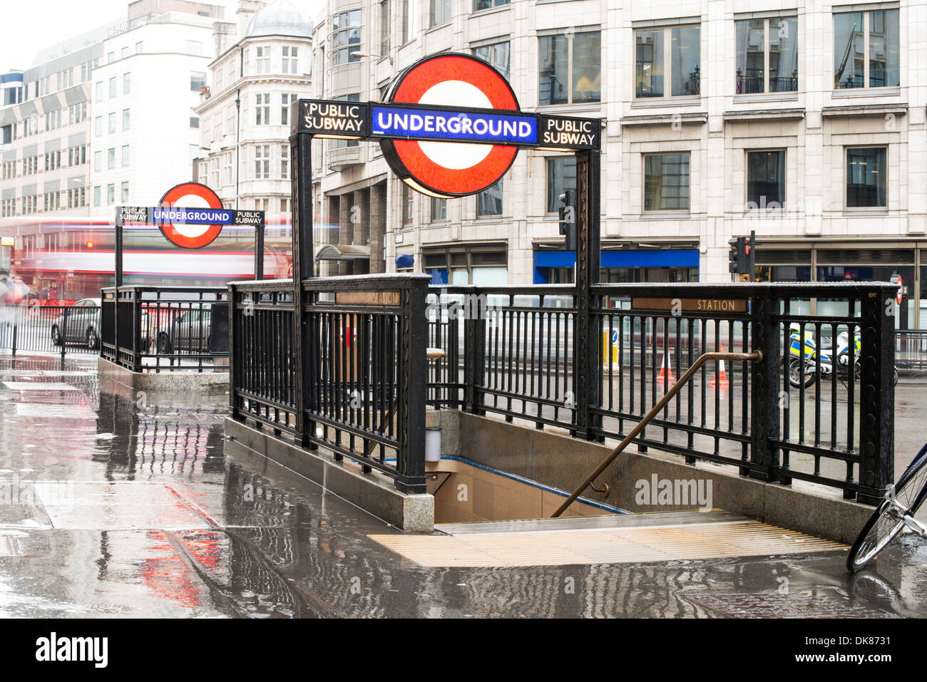 U-Bahn-Station und u-Bahn unterzeichnen in London Stockfoto