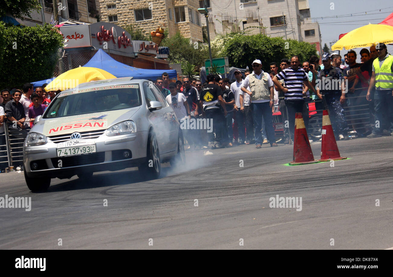 15. Juli 2011 - Nablus, West Bank - Palästinenser sehen Autos Rennen während der palästinensischen nationalen Racing Championship in der West Bank von Nablus. (Kredit-Bild: © Wagdi Eshtayah/apaimages/ZUMAPRESS.com) Stockfoto