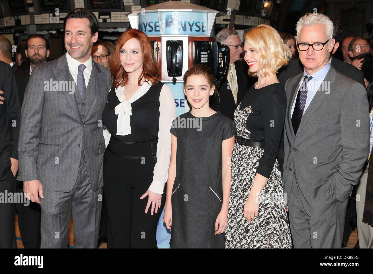 Castmembers der 'Verrückten' Jon Hamm Christina Hendricks Kiernan Shipka January Jones und John Slattery Pose nach Eröffnung Klingeln Stockfoto