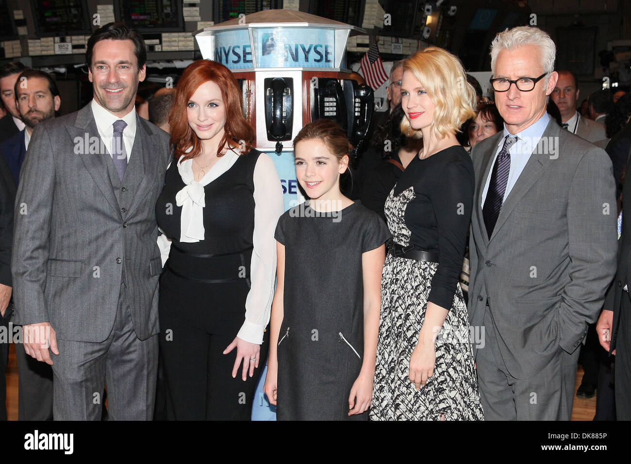 Castmembers der 'Verrückten' Jon Hamm Christina Hendricks Kiernan Shipka January Jones und John Slattery Pose nach Eröffnung Klingeln Stockfoto
