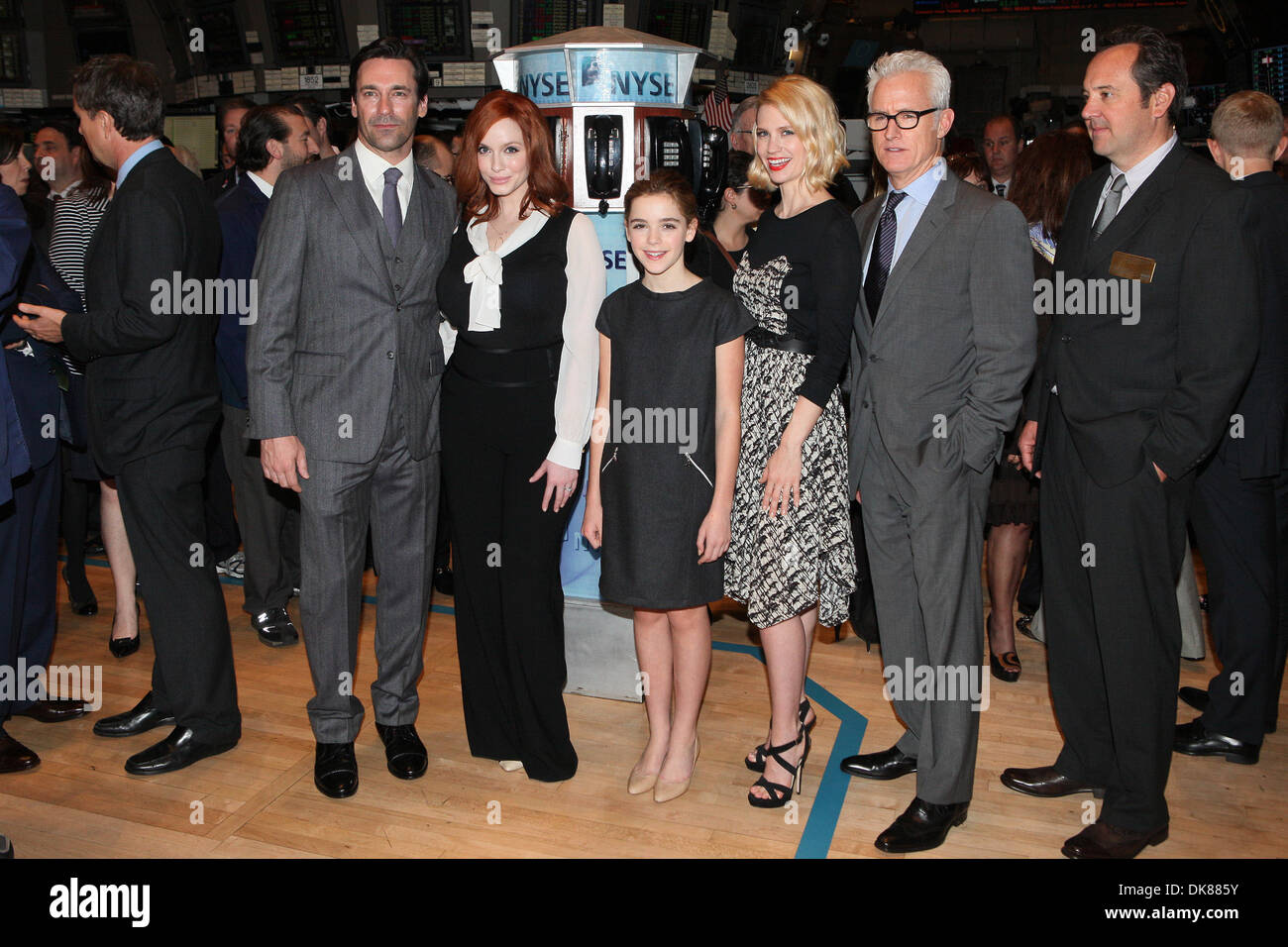 Castmembers der 'Verrückten' Jon Hamm Christina Hendricks Kiernan Shipka January Jones und John Slattery Pose nach Eröffnung Klingeln Stockfoto