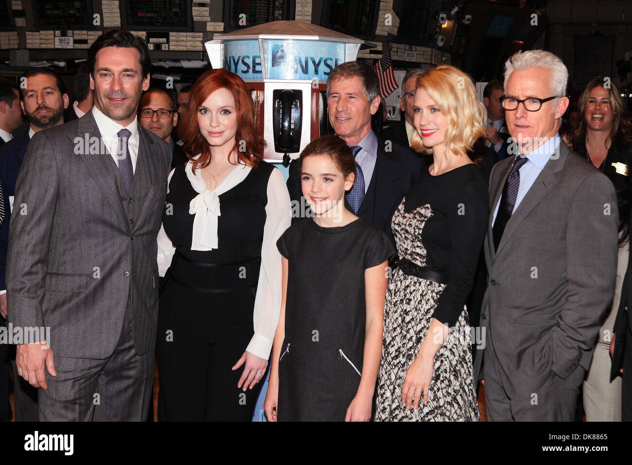 Castmembers der 'Verrückten' Jon Hamm Christina Hendricks Kiernan Shipka January Jones und John Slattery Pose nach Eröffnung Klingeln Stockfoto