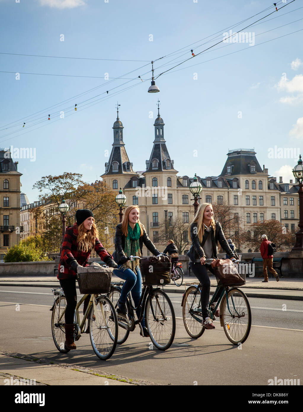 Frauen mit Fahrrad durch das Seengebiet in Nørrebrøgade, Kopenhagen, Dänemark. Stockfoto