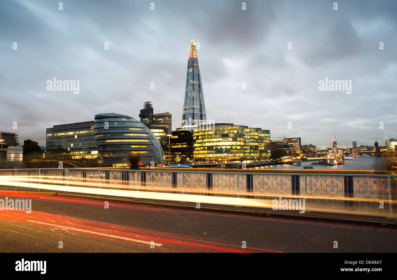City of London auf der Themse. Sonnenuntergang und City lights Stockfoto