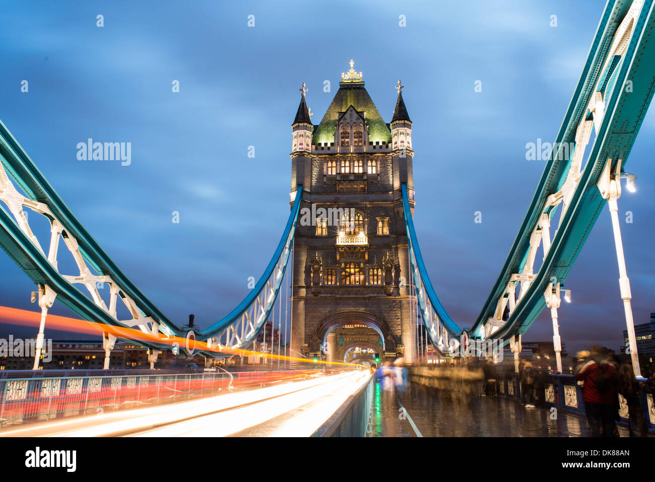 London Tower Bridge auf Sonnenuntergang beleuchtet mit verschiedenen Farben Stockfoto