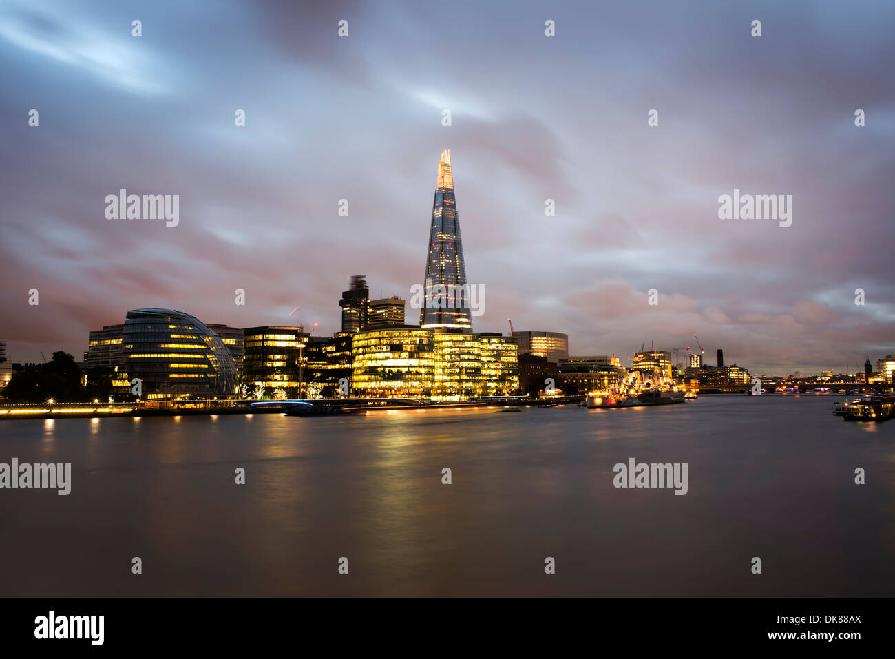 City of London auf der Themse. Sonnenuntergang und City lights Stockfoto