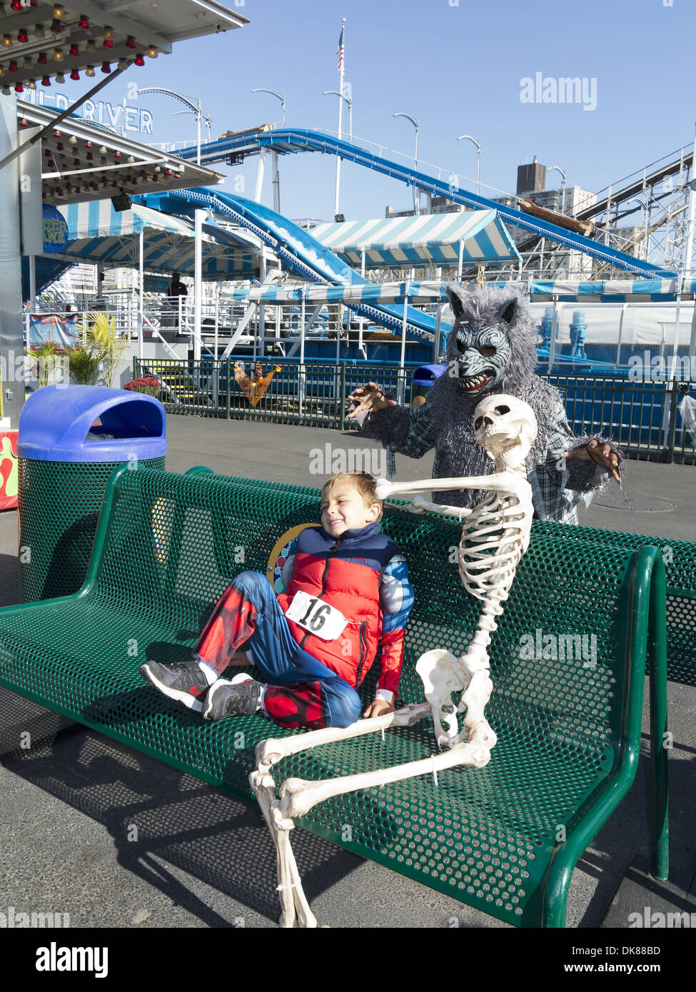 Junge, ängstliche junge im Luna Park nach der jährlichen Coney Island Halloween Kinder Parade in Brooklyn, NY, 2013. Stockfoto