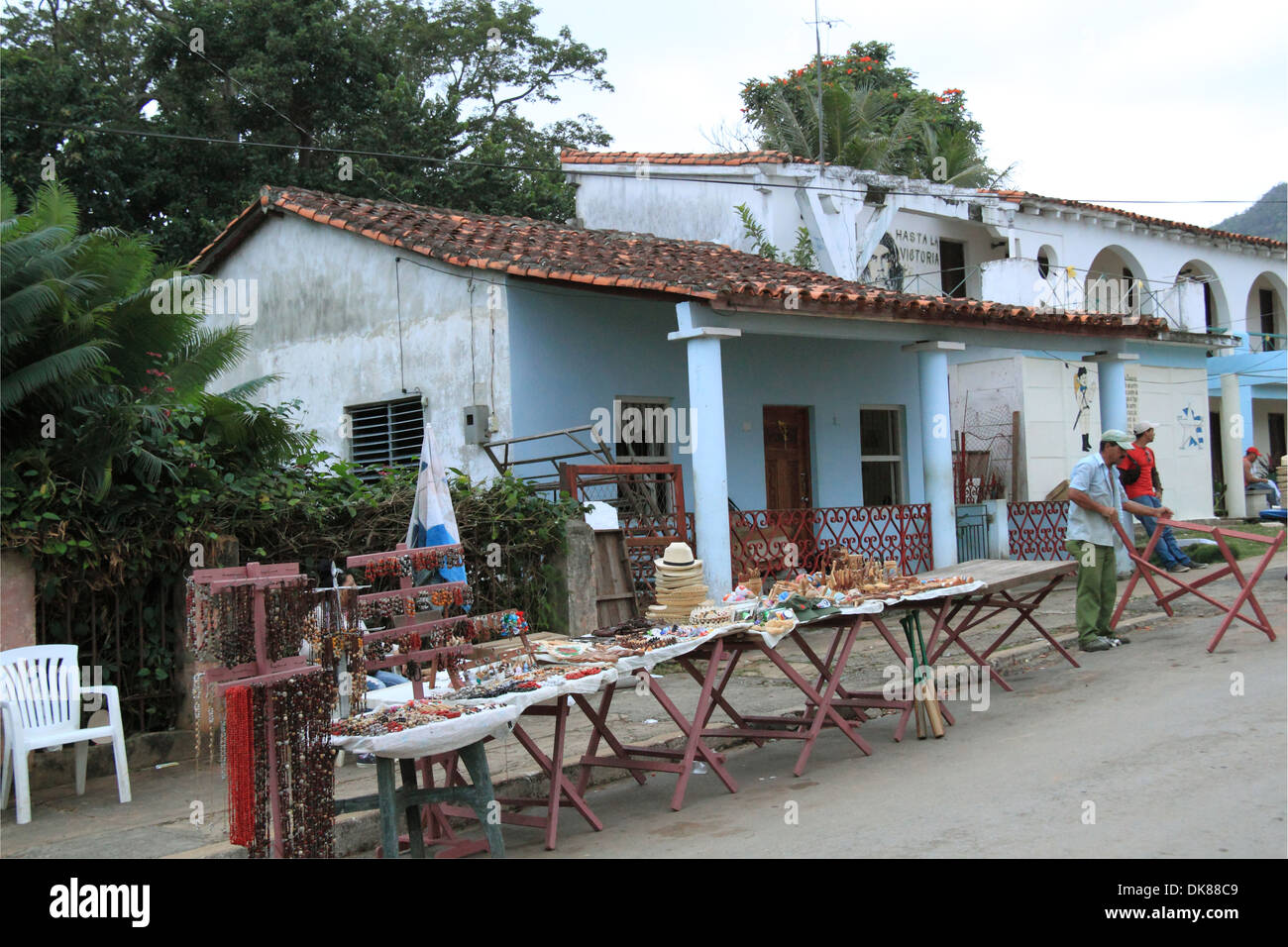 Souvenirstände in der Nähe von Casa de la Cultura, Parque Martí, Viñales, Pinar del Rio, Kuba, Karibik, Mittelamerika Stockfoto