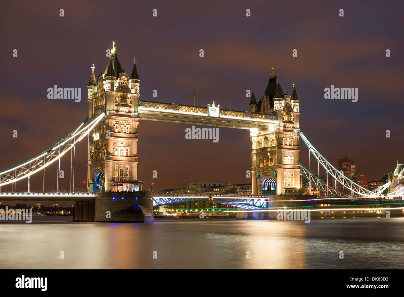 London Tower Bridge auf Sonnenuntergang beleuchtet mit verschiedenen Farben Stockfoto