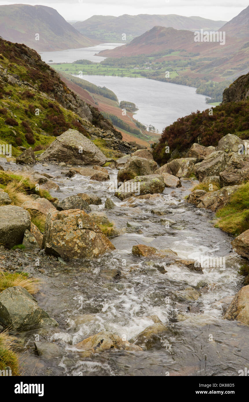 Schwarz-Beck aus Blackbeck Tarn auf Heu Stapeln fließt. Blick auf Buttermere und Crummock Wasser. Cumbria, Lake District, Großbritannien. Stockfoto