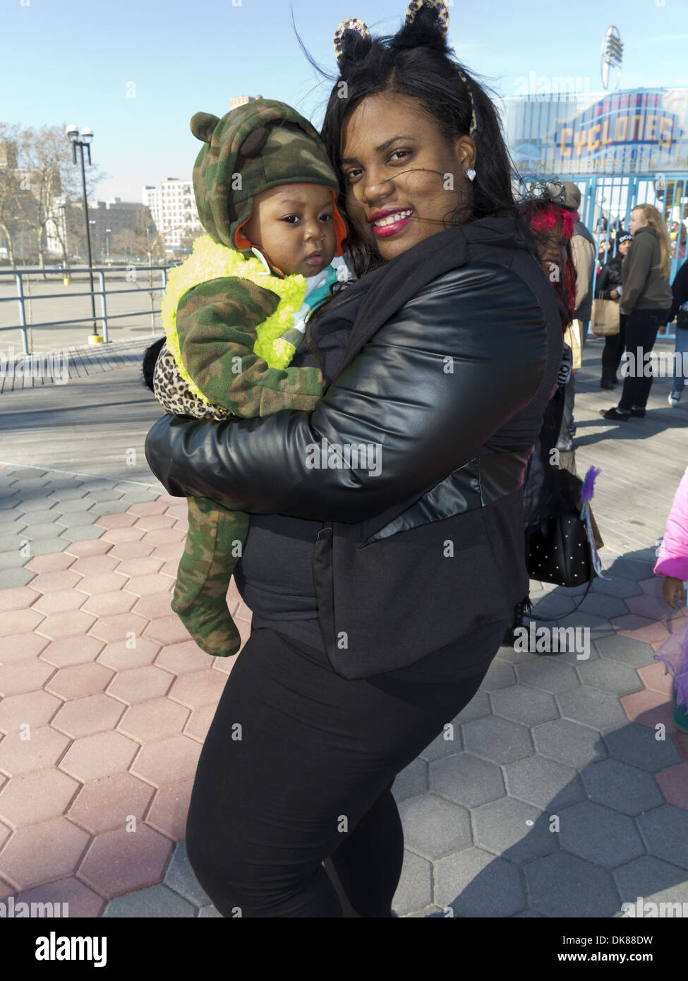 Kostümierte Mutter und Kind bei der jährlichen Coney Island Halloween Kinder Parade in Brooklyn, NY, 2013. Stockfoto