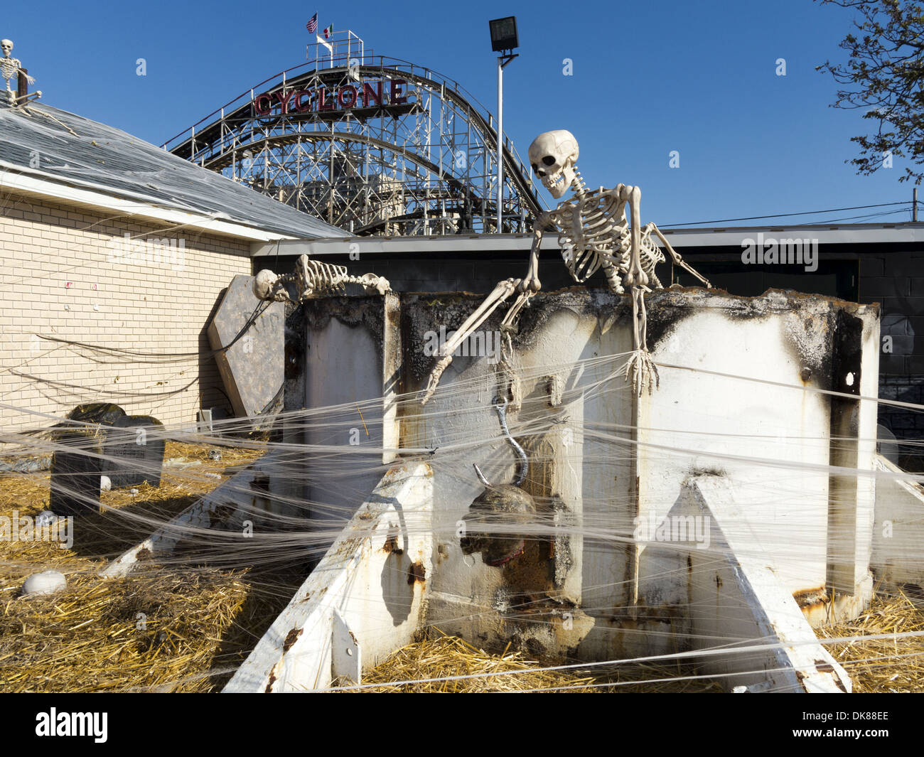 Spuk, Halloween-Dekorationen auf Coney Island in Brooklyn, NY, 2013. Stockfoto