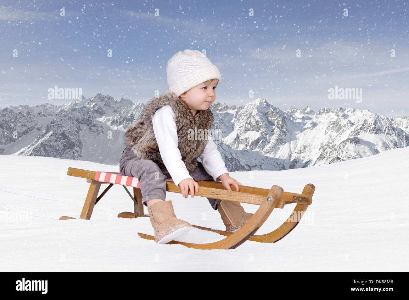 Kleines Kind im Freien im Schnee in den Bergen Stockfoto