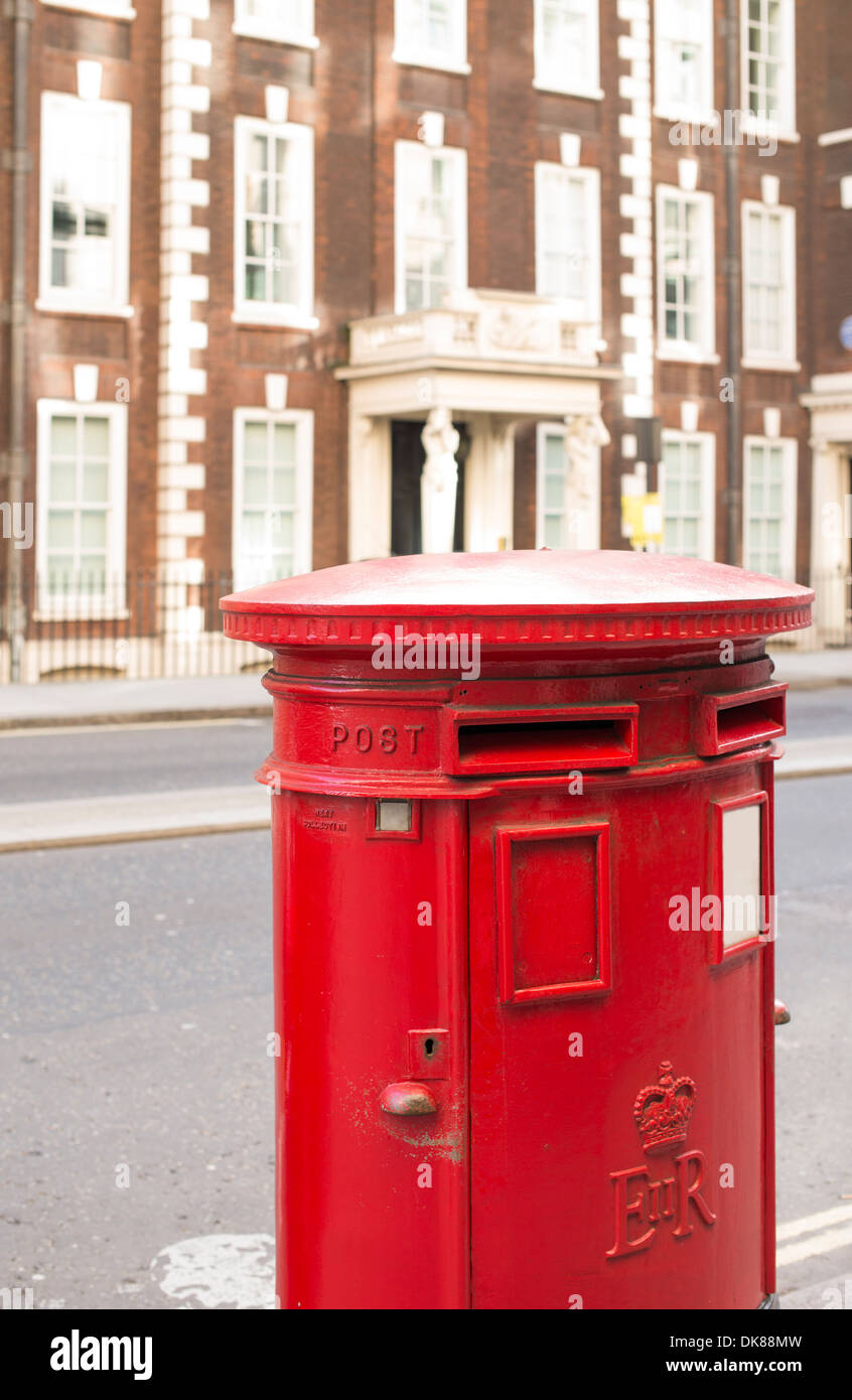 Englischen Stil rot Mailboxe und Vintage-Gebäude Stockfoto