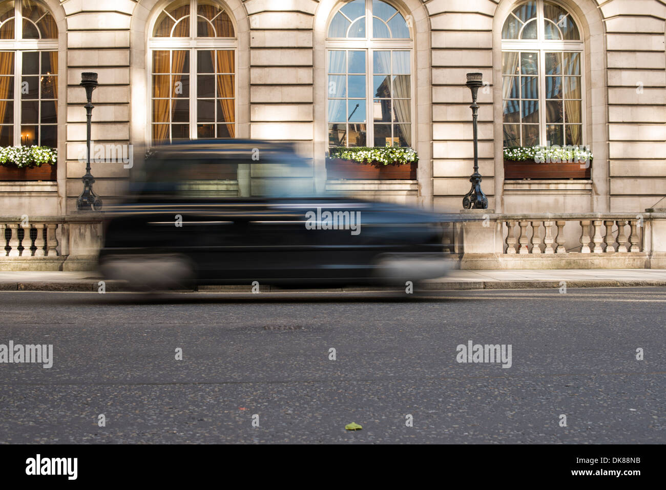 Vintage Taxi in London in Bewegung. Stockfoto