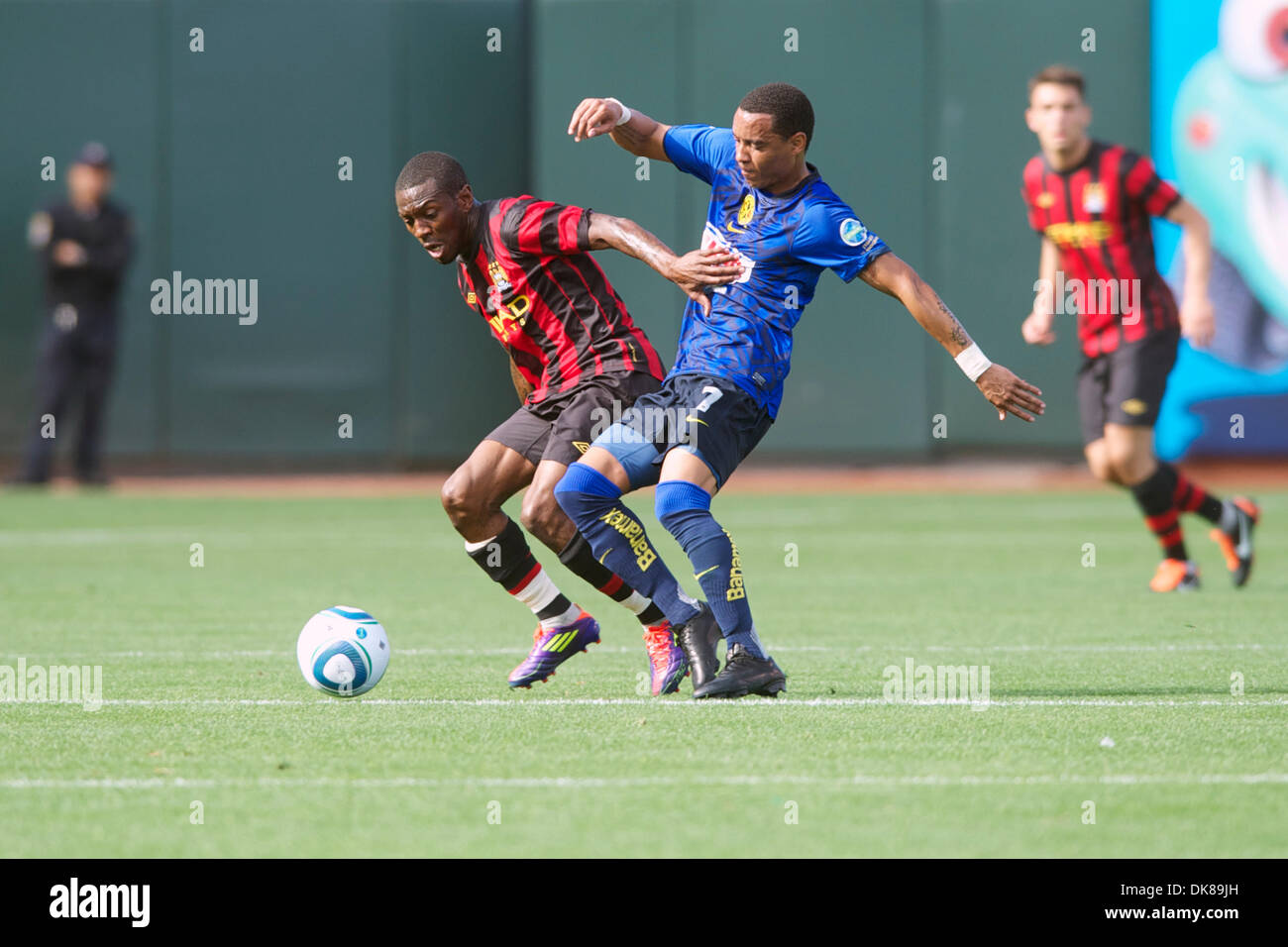 16. Juli 2011 - Holdoff San Francisco, Kalifornien, USA - Manchester City Mittelfeldspieler Shaun Wright-Phillips (8) Club America Mittelfeldspieler Adolfo Rosinei (7) während der World Football Challenge Match zwischen Manchester City und Club America im AT&T Park in San Francisco, Kalifornien.  Manchester City gewann 2: 0. (Kredit-Bild: © Matt Cohen/Southcreek Global/ZUMAPRESS.com) Stockfoto