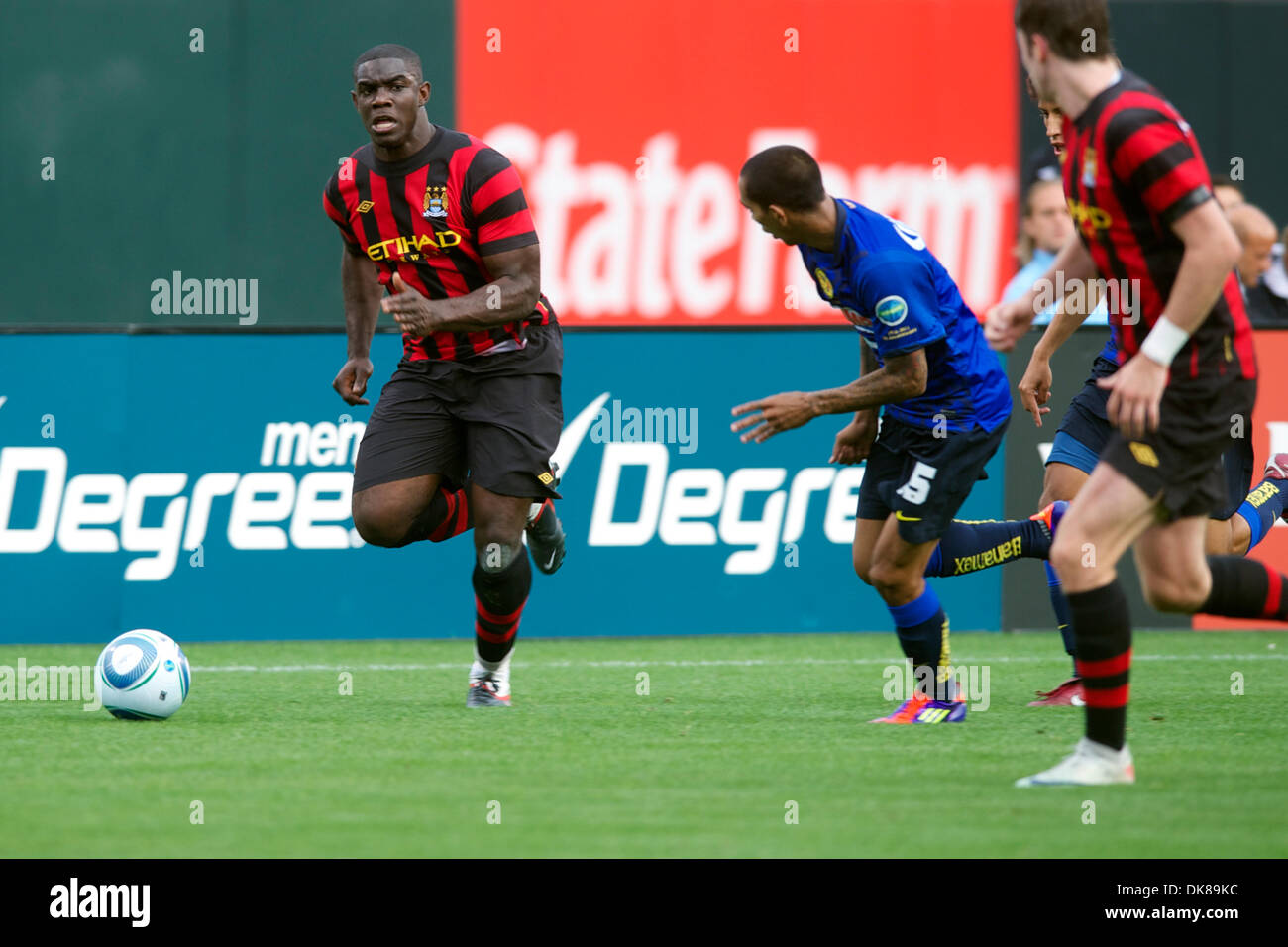 16. Juli 2011 - sieht San Francisco, Kalifornien, USA - Manchester City Verteidiger Michah Richards (2) Upfield während der World Football Challenge Match zwischen Manchester City und Club America im AT&T Park in San Francisco, Kalifornien.  Manchester City gewann 2: 0. (Kredit-Bild: © Matt Cohen/Southcreek Global/ZUMAPRESS.com) Stockfoto