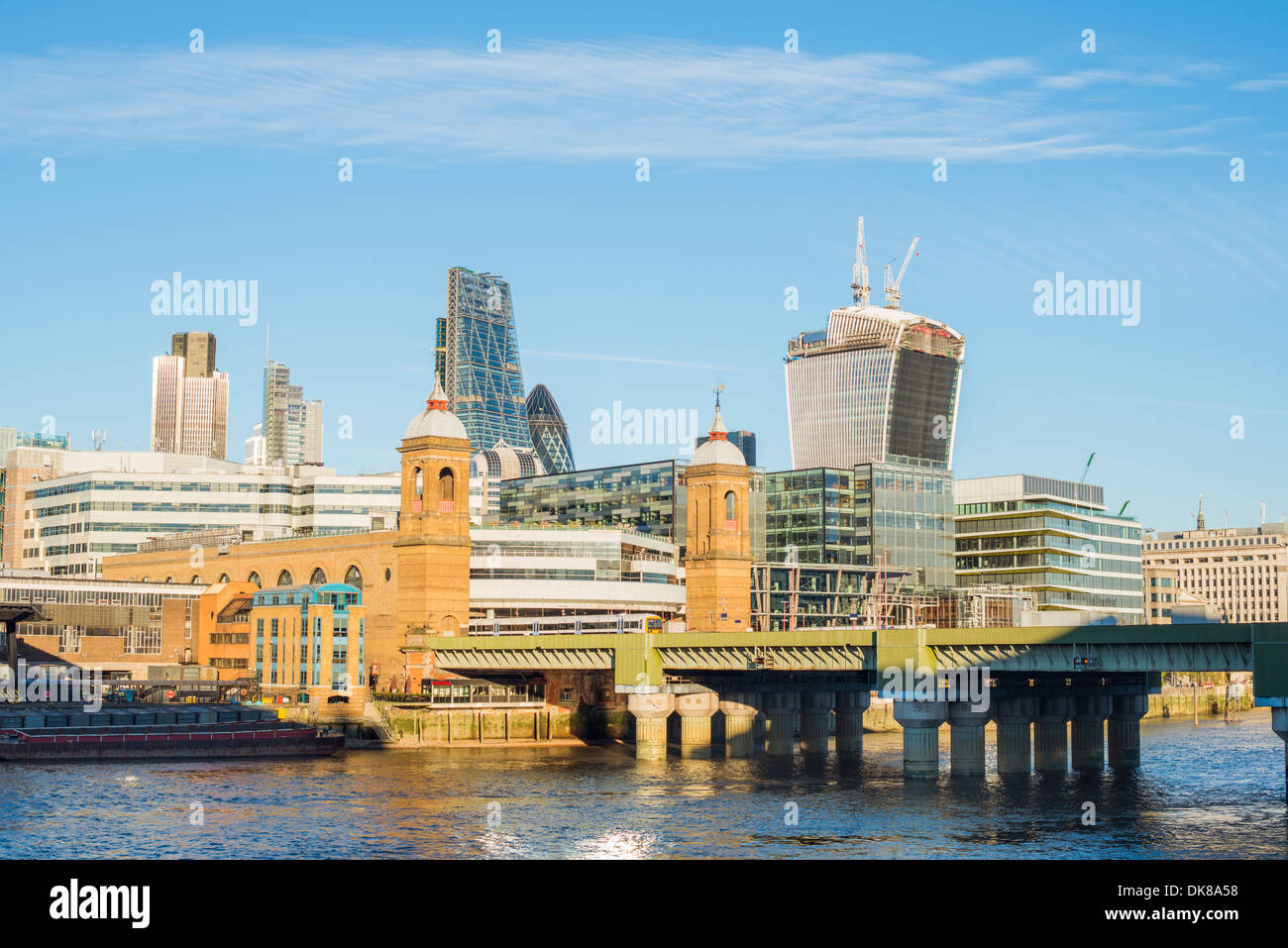 City of London auf der Themse. Licht der Sonne und blauer Himmel Stockfoto