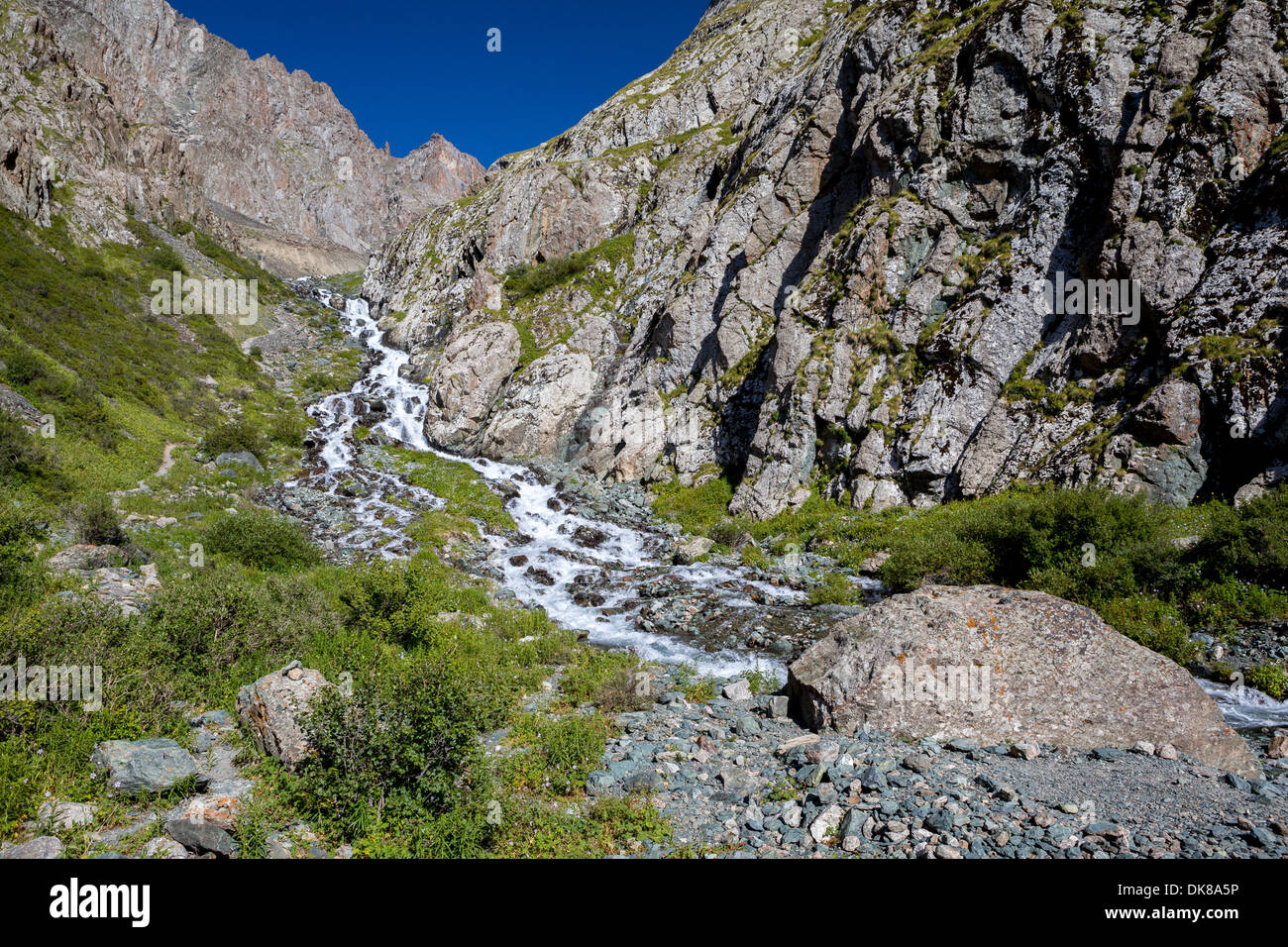 Kaskade von Fluss in Kirgisistan Stockfoto