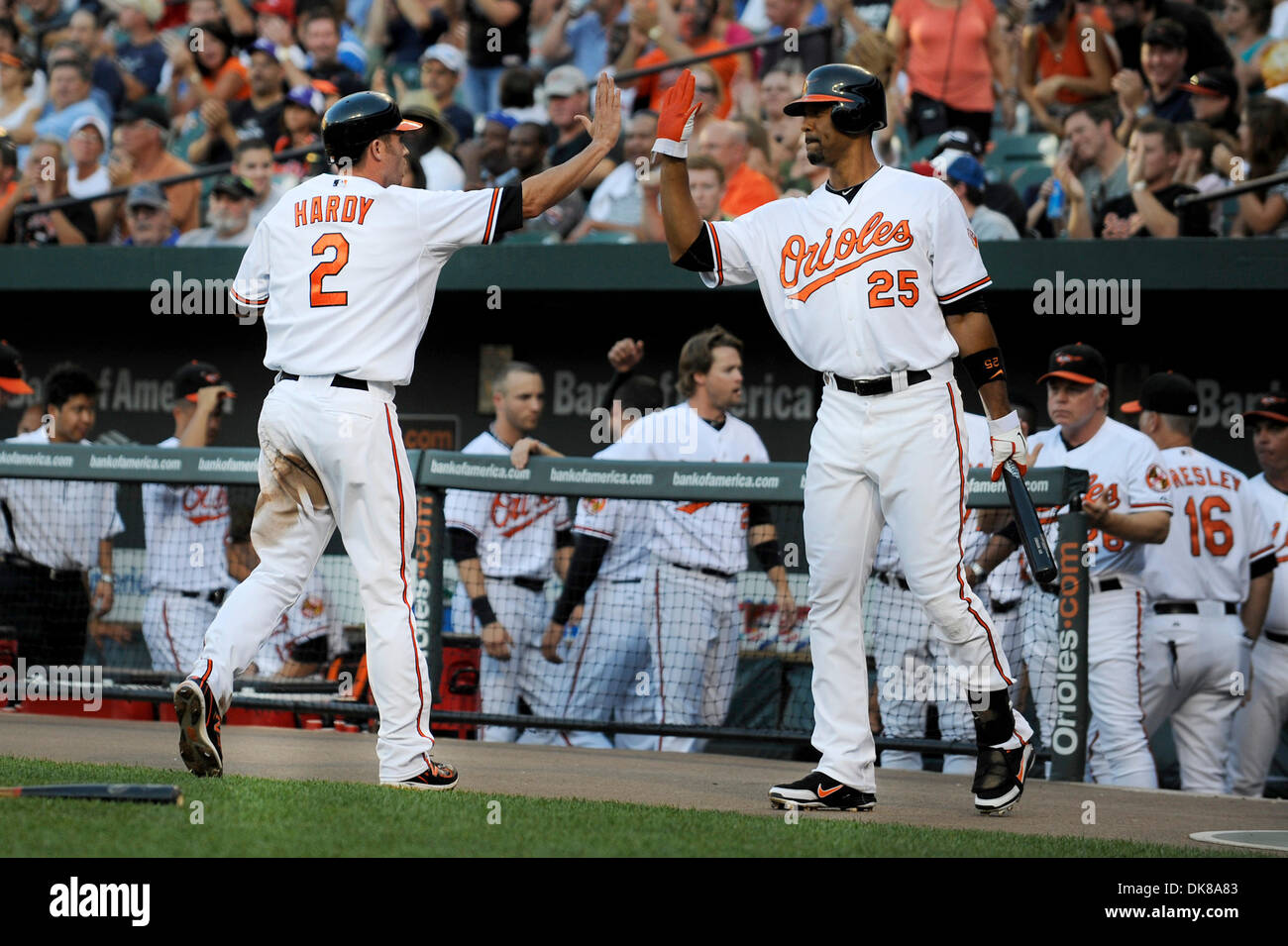 16. Juli 2011 - Baltimore, Maryland, USA - Baltimore Orioles Infielder j.j. Hardy (2) ist von Teamkollege Derrek Lee, während eines Spiels zwischen den Cleveland Indians und der Baltimore Orioles beglückwünscht, die Orioles führen 1: 0 bis 3 und eine halbe Innings (Credit-Bild: © TJ Root/Southcreek Global/ZUMApress.com) Stockfoto