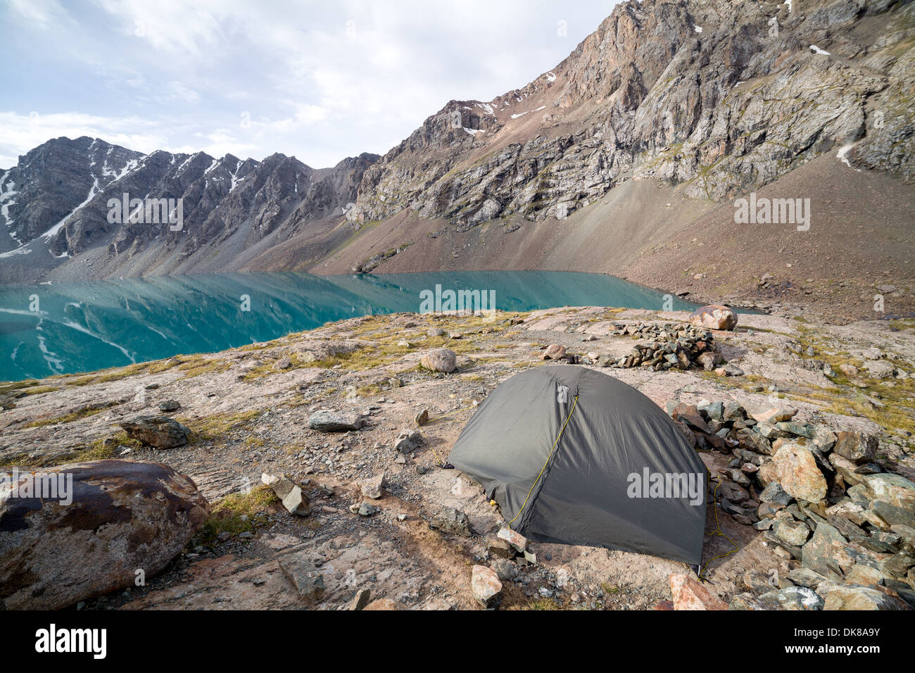 Turist-Zelt am Ala-Kul-See. Tien Shan, Kirgisistan Stockfoto