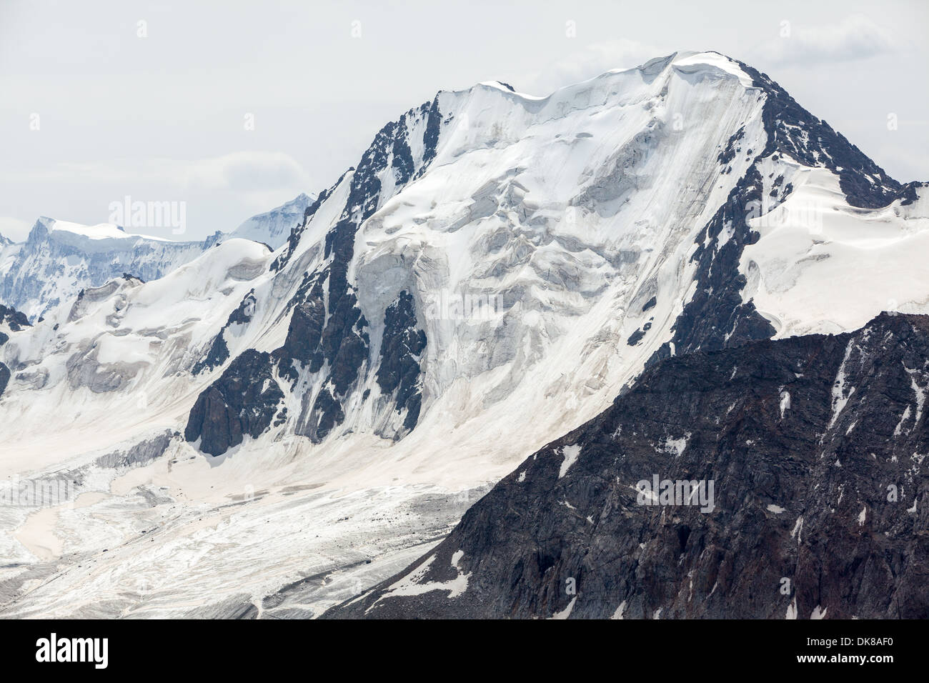 Hoher Berg mit Gletscher. Kirgistan Stockfoto