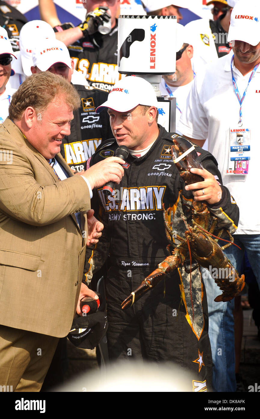 17. Juli 2011 - Loudon, New Hampshire, USA - Pole-Sitter Ryan Newman, Fahrer (39) feiert US Army Chevrolet in der Victory Lane nach Betrieb aus seinem Besitzer von Stewart-Haas racing während Lenox Industrial Tools 301 auf dem New Hampshire Motor Speedway. (Kredit-Bild: © Geoff Bolte/Southcreek Global/ZUMAPRESS.com) Stockfoto