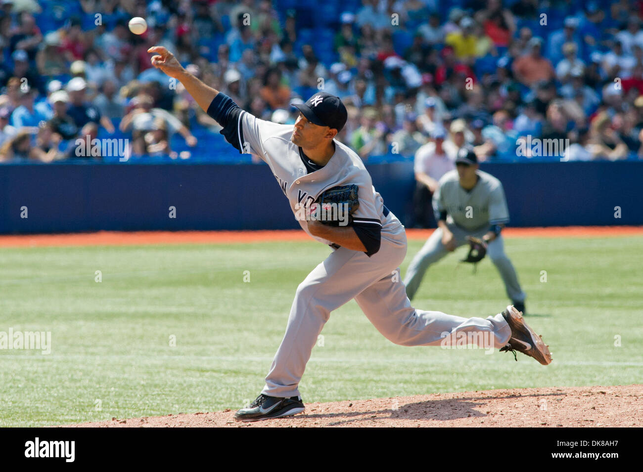 17. Juli 2011 - Toronto, Ontario, Kanada - New York Yankees Krug Cory Wade (53) trat das Spiel in die Unterseite des Sevent Inning gegen die Toronto Blue Jays. Die New York Yankees gegen die Toronto Blue Jays-7 - 2 im Rogers Centre, Toronto Ontario. (Kredit-Bild: © Keith Hamilton/Southcreek Global/ZUMAPRESS.com) Stockfoto