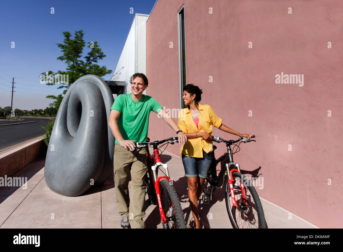 Santa Fe, New Mexico, USA. Railyard Bezirk. Paare, die Fahrräder. Stockfoto