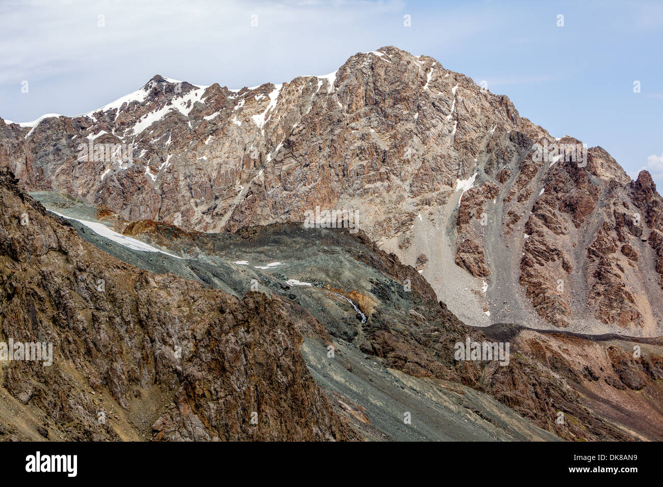 Felsen des Tien Shan Gebirges Stockfoto