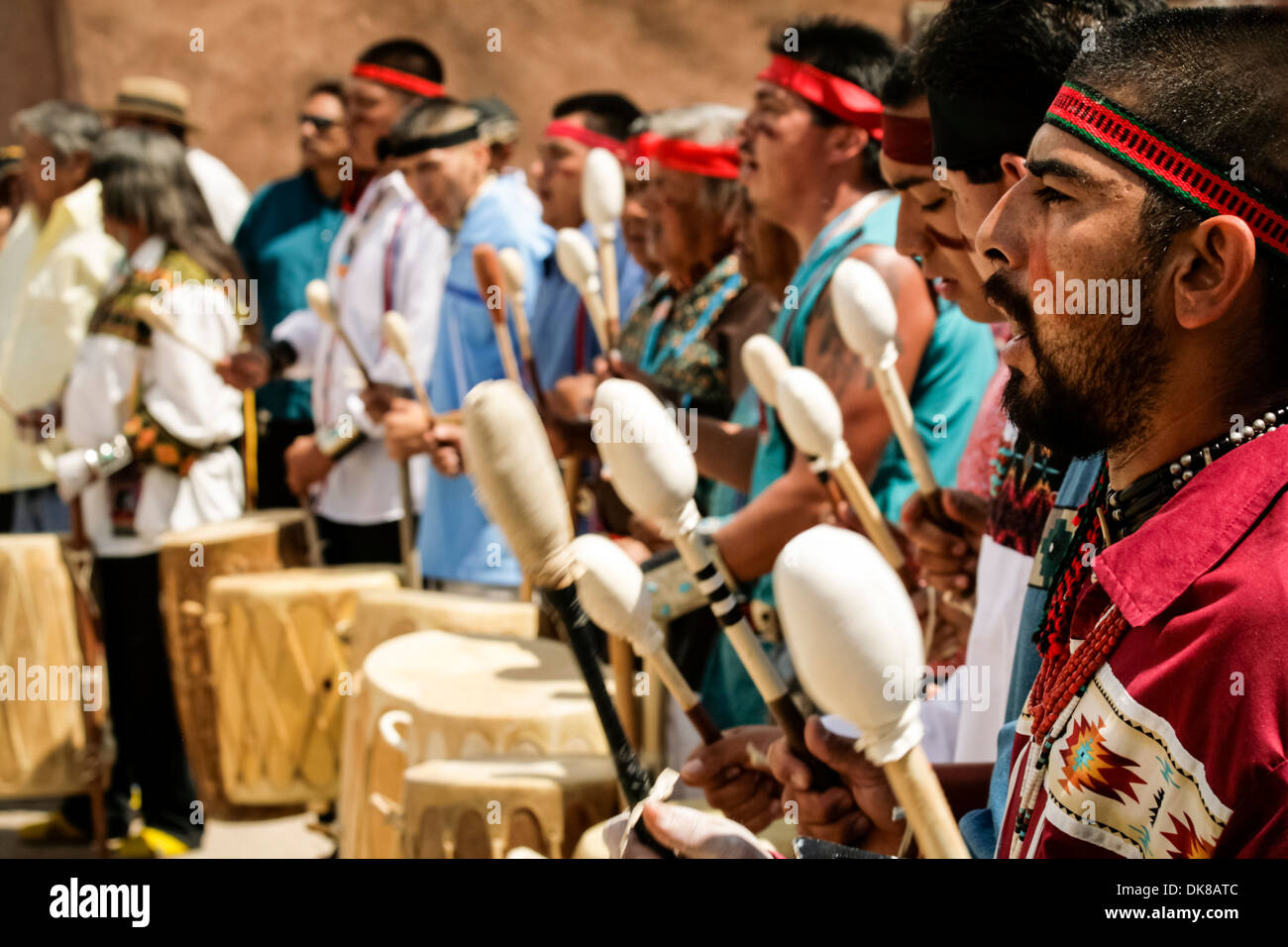 Ohkay Owingeh Pueblo, New Mexico, USA. Sommerfest-Feier. Tewa Stamm. Männliche Trommler spielen für die Tänzer. Stockfoto