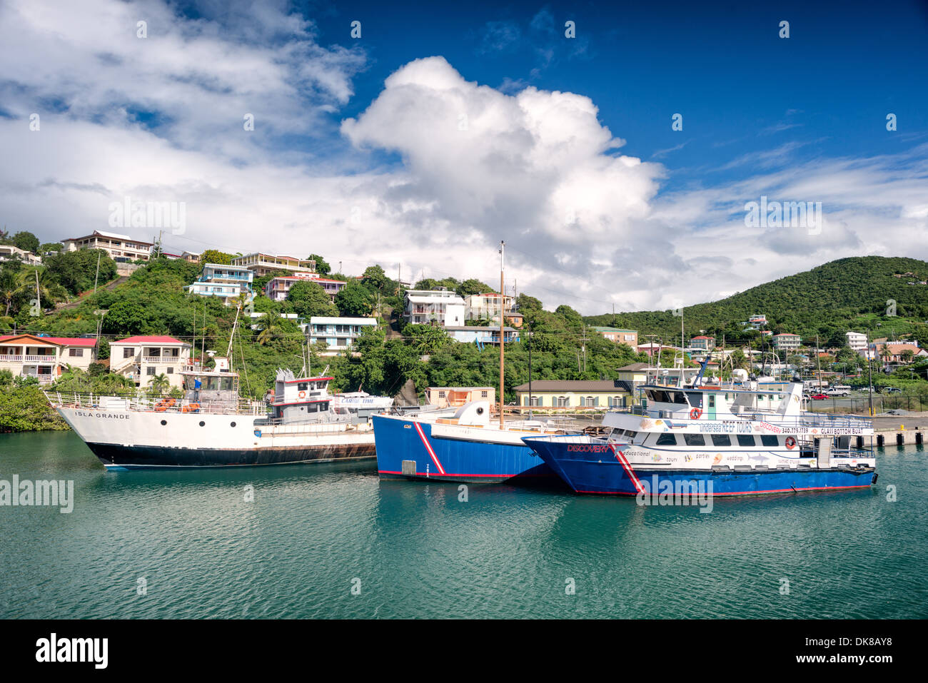 Die Marina am Enighed Teich auf St. John in den US Virgin Islands. Die Marina ist geeignet für Autofähren, die zwischen St. Johannes und St. Thomas sowie andere größere kommerzielle Boote verkehren. Stockfoto