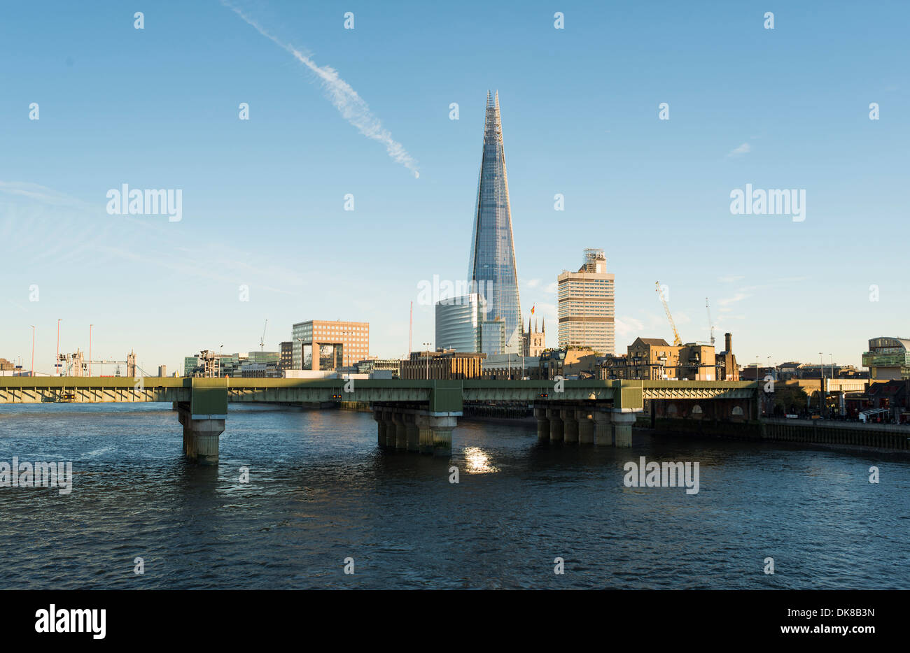 City of London auf der Themse. Licht der Sonne und blauer Himmel Stockfoto