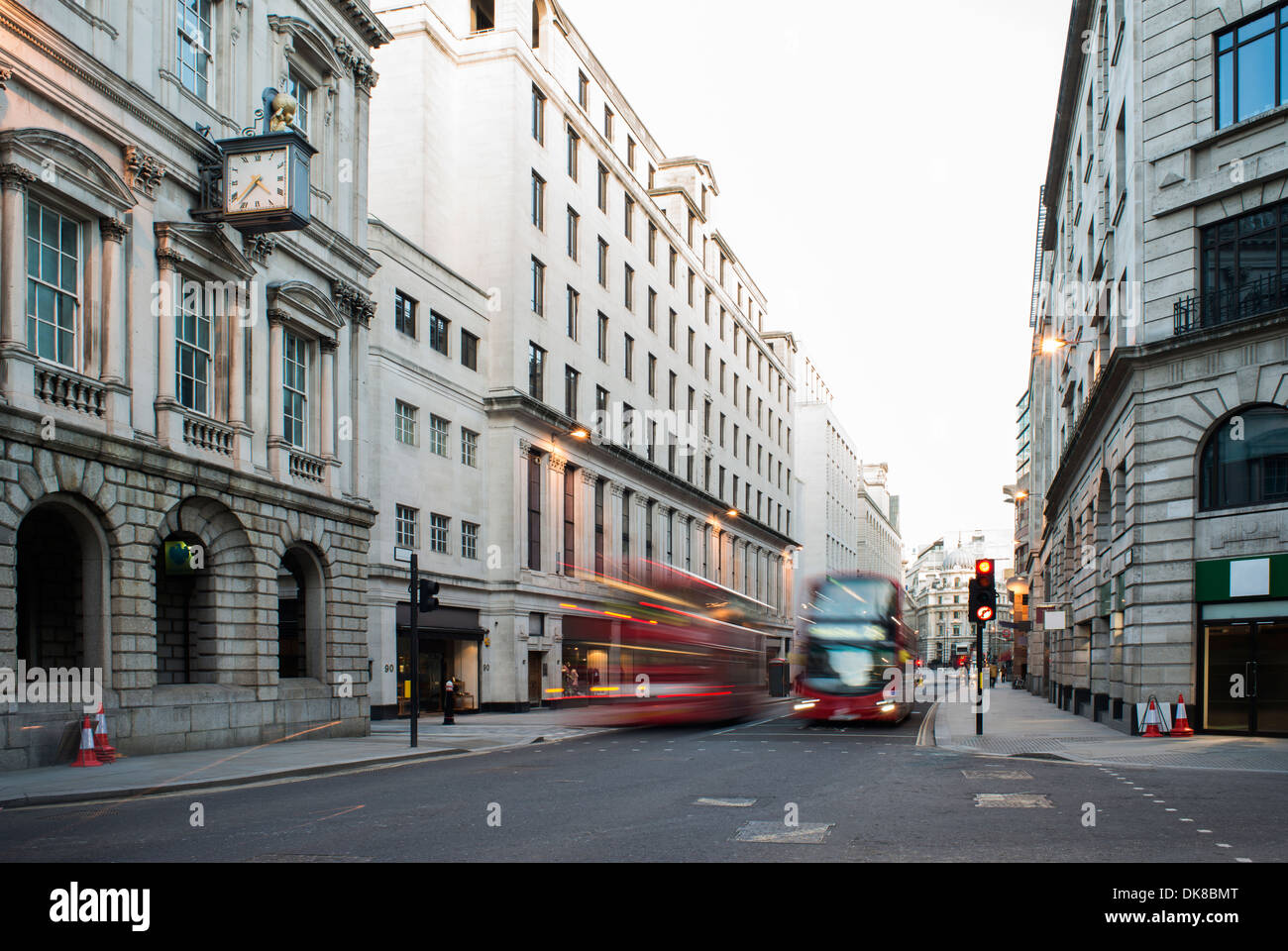 Red Bus in Bewegung in Stadt von London auf zeitgenössische buildingd Stockfoto