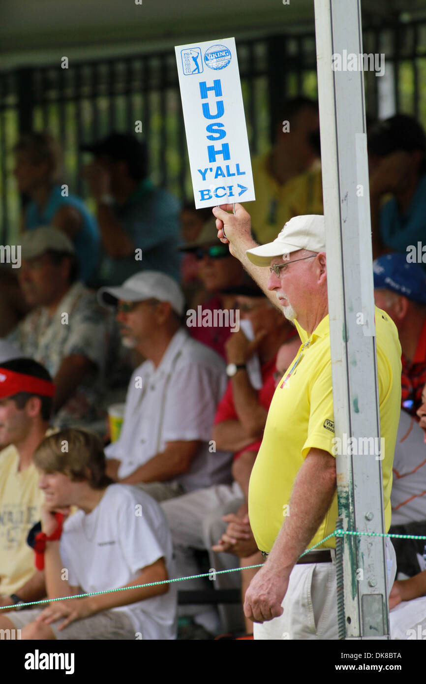 16. Juli 2011 - Madison, Mississippi, Vereinigte Staaten von Amerika - Viking Classic Personal hält ein Hush Yall Schild während der Viking Classic im Annandale Golf Club. (Kredit-Bild: © Hays Collins/Southcreek Global/ZUMAPRESS.com) Stockfoto