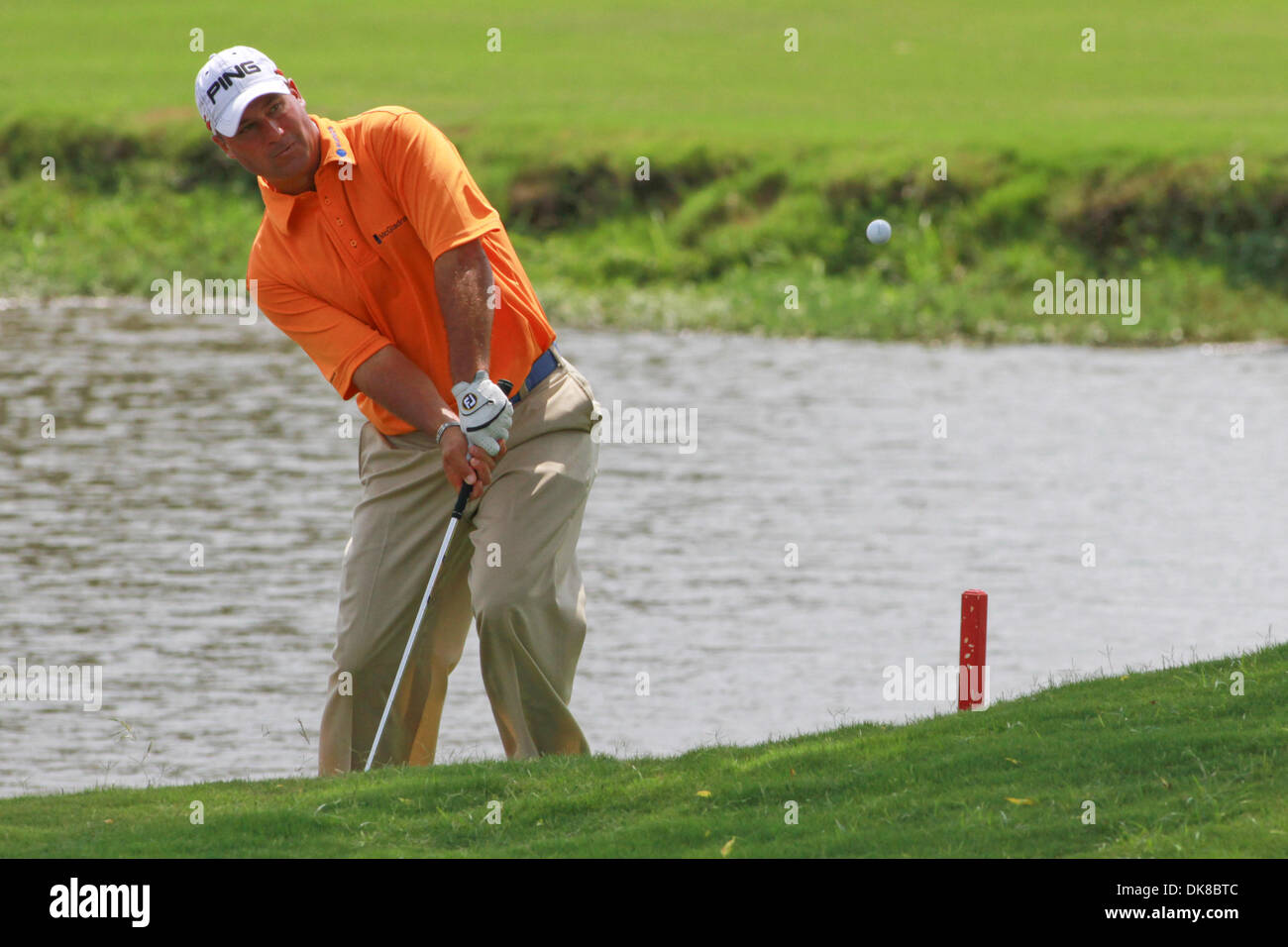 16. Juli 2011 chips - Madison, Mississippi, Vereinigte Staaten von Amerika - Chris DiMarco aufs Grün während der Viking Classic im Annandale Golf Club. (Kredit-Bild: © Hays Collins/Southcreek Global/ZUMAPRESS.com) Stockfoto