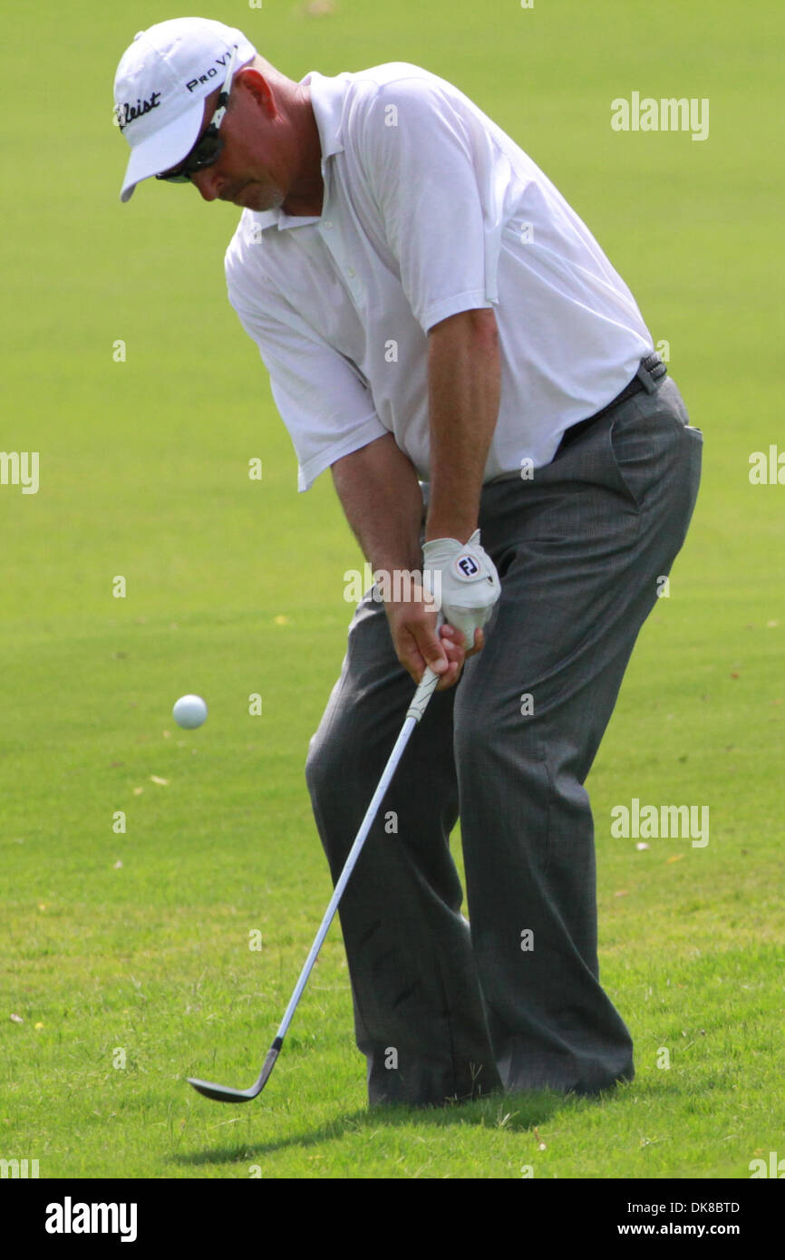 16. Juli 2011 chips - Madison, Mississippi, Vereinigte Staaten von Amerika - J.P. Hayes aufs Grün während der Viking Classic im Annandale Golf Club. (Kredit-Bild: © Hays Collins/Southcreek Global/ZUMAPRESS.com) Stockfoto