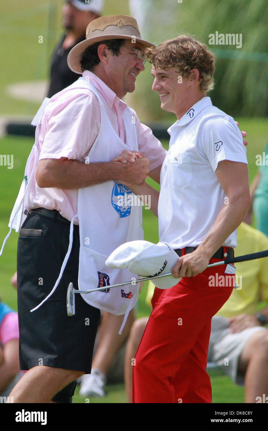 17. Juli 2011 feiert - Madison, Mississippi, Vereinigte Staaten von Amerika - Bud Cauley mit seinem Caddie während der Viking Classic im Annandale Golf Club. (Kredit-Bild: © Hays Collins/Southcreek Global/ZUMAPRESS.com) Stockfoto