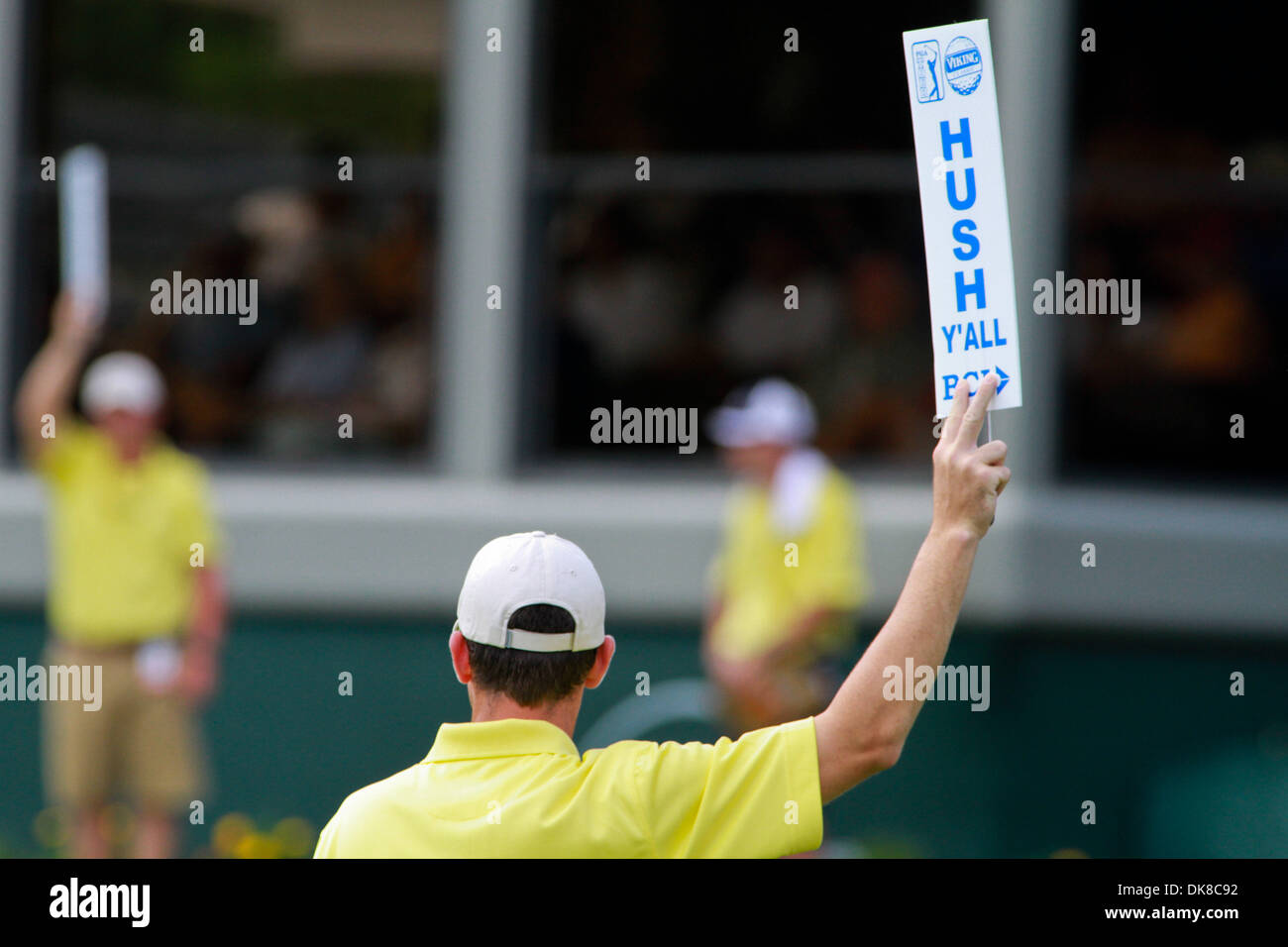 17. Juli 2011 - Madison, Mississippi, Vereinigte Staaten von Amerika - Viking Classic Mitarbeiter halten die Hush Yall Zeichen während der Viking Classic im Annandale Golf Club. (Kredit-Bild: © Hays Collins/Southcreek Global/ZUMAPRESS.com) Stockfoto