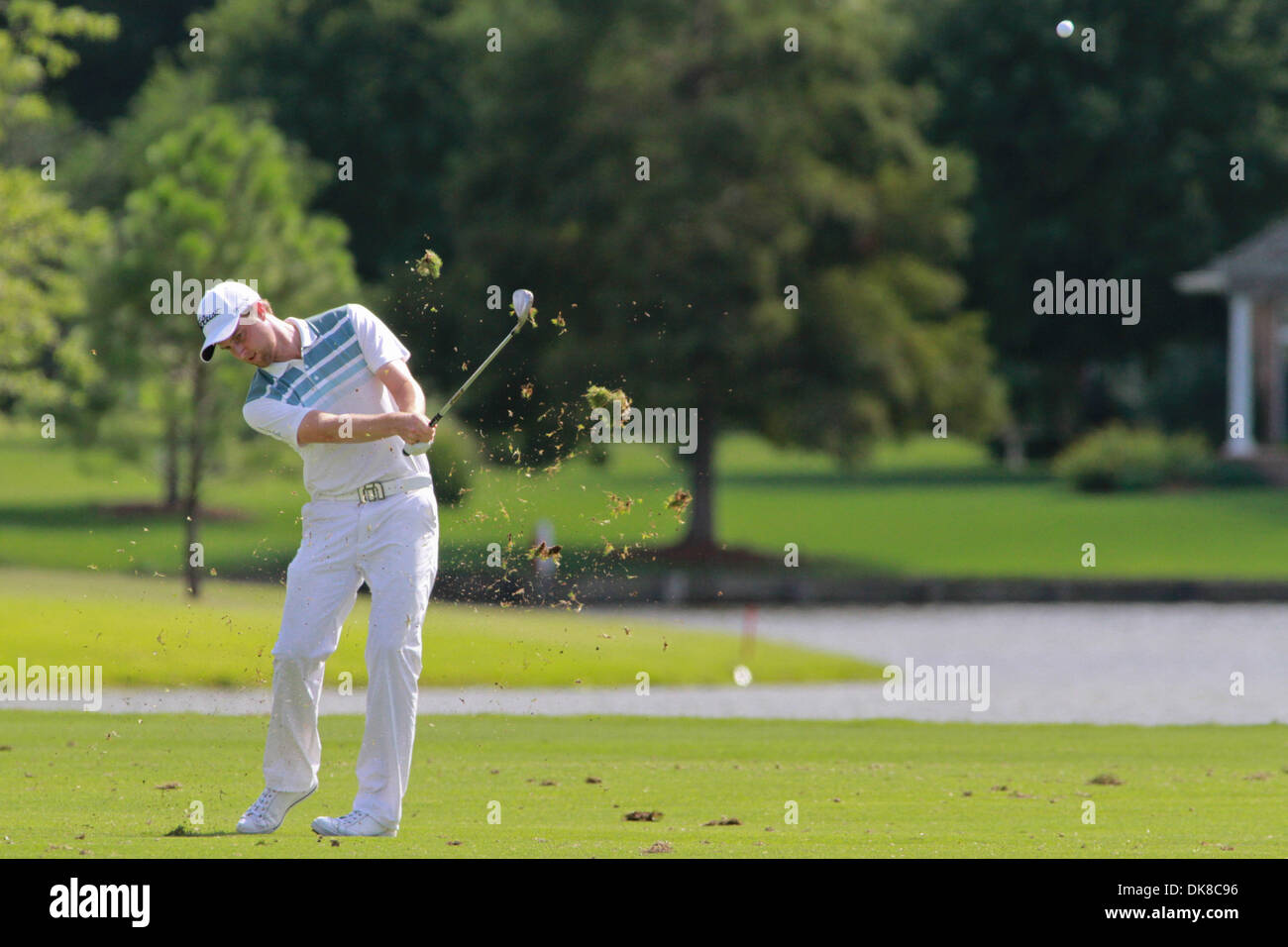 17. Juli 2011 - Madison, Mississippi, Vereinigte Staaten von Amerika - Chris Kirk trifft seine Annäherungsschlag auf das 18. Loch und nach Hause nimmt der Pokalsieger bei der Viking Classic im Annandale Golf Club. (Kredit-Bild: © Hays Collins/Southcreek Global/ZUMAPRESS.com) Stockfoto