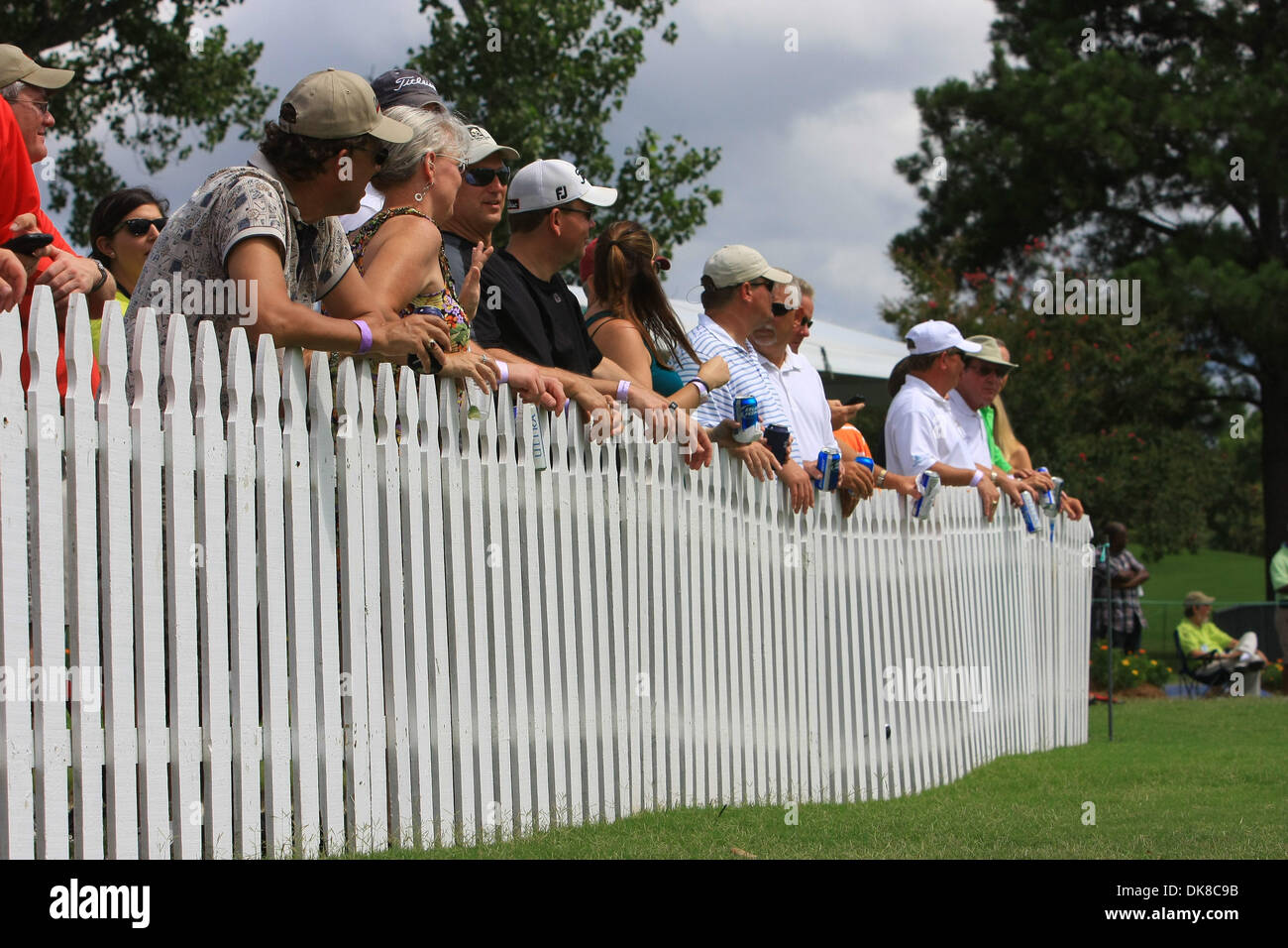 17. Juli 2011 schauen - Madison, Mississippi, Vereinigte Staaten von Amerika - Fans über ein Fense während der Viking Classic im Annandale Golf Club. (Kredit-Bild: © Hays Collins/Southcreek Global/ZUMAPRESS.com) Stockfoto