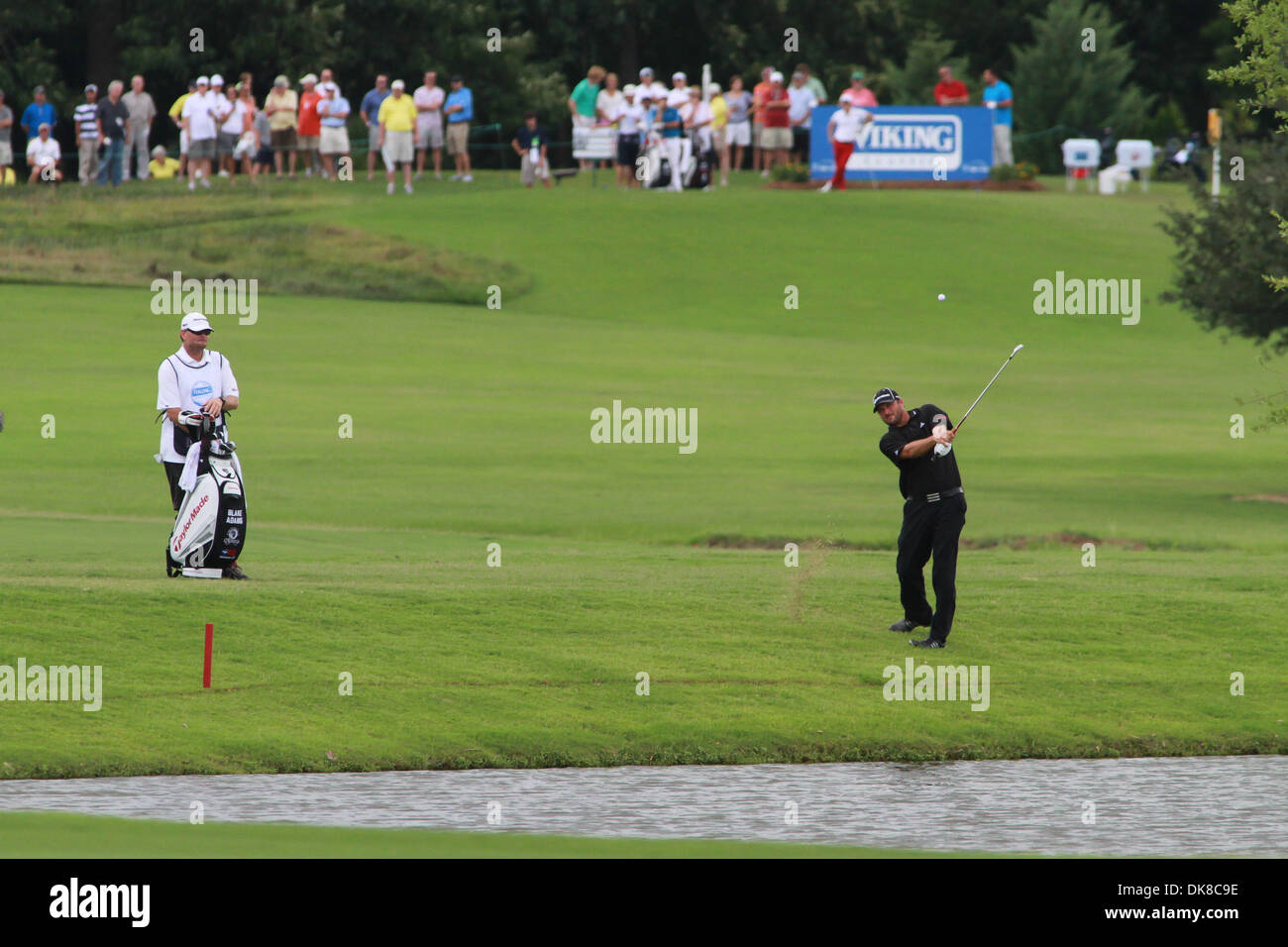 17. Juli 2011 trifft - Madison, Mississippi, Vereinigte Staaten von Amerika - Blake Adams über dem Wasser während der Viking Classic im Annandale Golf Club. (Kredit-Bild: © Hays Collins/Southcreek Global/ZUMAPRESS.com) Stockfoto