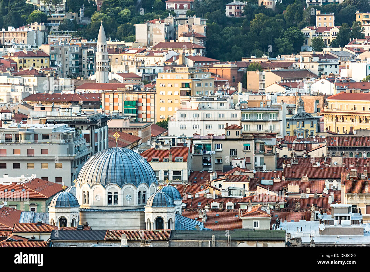 Dach an der Spitze mit roten Ziegeln, Triest, Italien Stockfoto