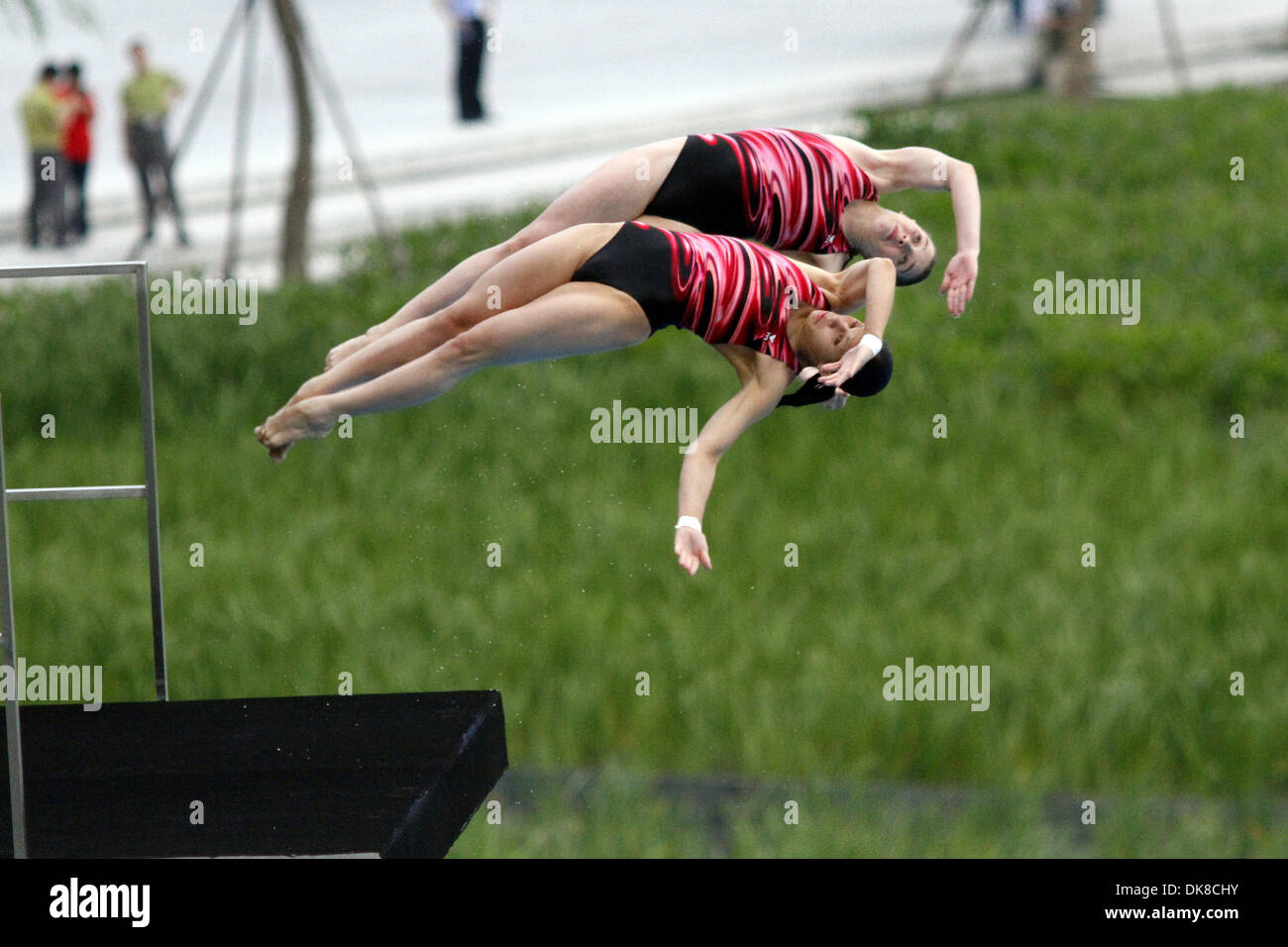 18. Juli 2011 - Shanghai, China - das russische Team von DARIA GOVOR und YULIA KOLTUNOVA Tauchen zusammen während des Finales bei den Frauen der 10-Meter-Plattform Konkurrenz bei den FINA-Weltmeisterschaften in Shanghai, China synchronisiert. (Kredit-Bild: © Jeremy Breningstall/ZUMAPRESS.com) Stockfoto