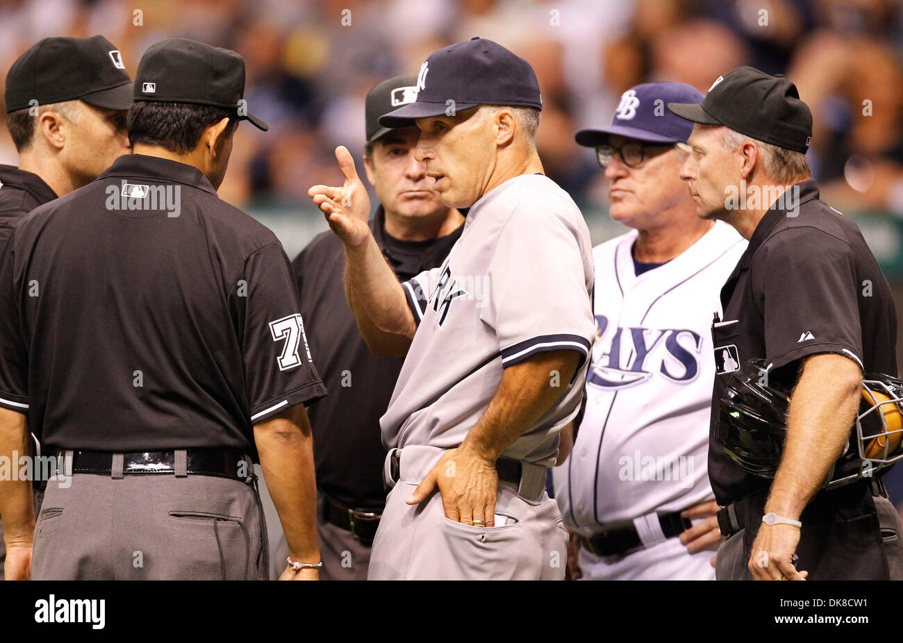 18. Juli 2011 - St. Petersburg, FL, USA - Joe Girardi in der fünften beklagt, nachdem die Lichter, kurz während der Strahlen-Spiel gegen die New York Yankees im Tropicana Field in St. Petersburg Montag, 18. Juli 2011 ausgingen.  Alles, was das Licht flackerte, ging für eine Sekunde und dann zwei Banken hinter Haus und die Strahlen Einbaum nicht wieder auf, wodurch es zu einer Verzögerung kommen.     (Kredit-Bild: © Ja Stockfoto