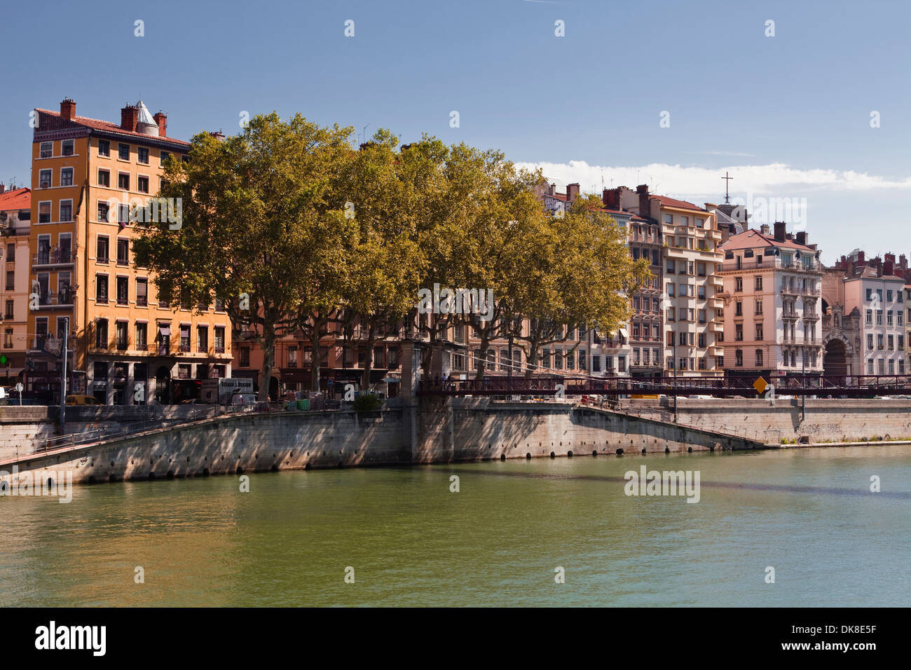 Gebäudefassaden an den Ufern des Flusses Saône. Stockfoto