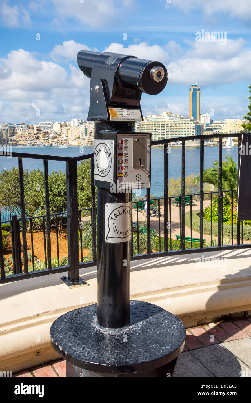 Sprechende Teleskop auf der Strandpromenade Balluta Bay St. Julian's Bay Insel Malta. Sparbüchse. Stockfoto
