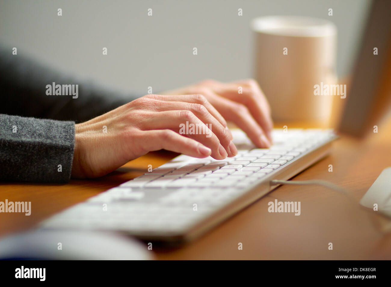 Weibliche Hände Tippen auf einer Computertastatur arbeiten in ihrem Büro. Stockfoto
